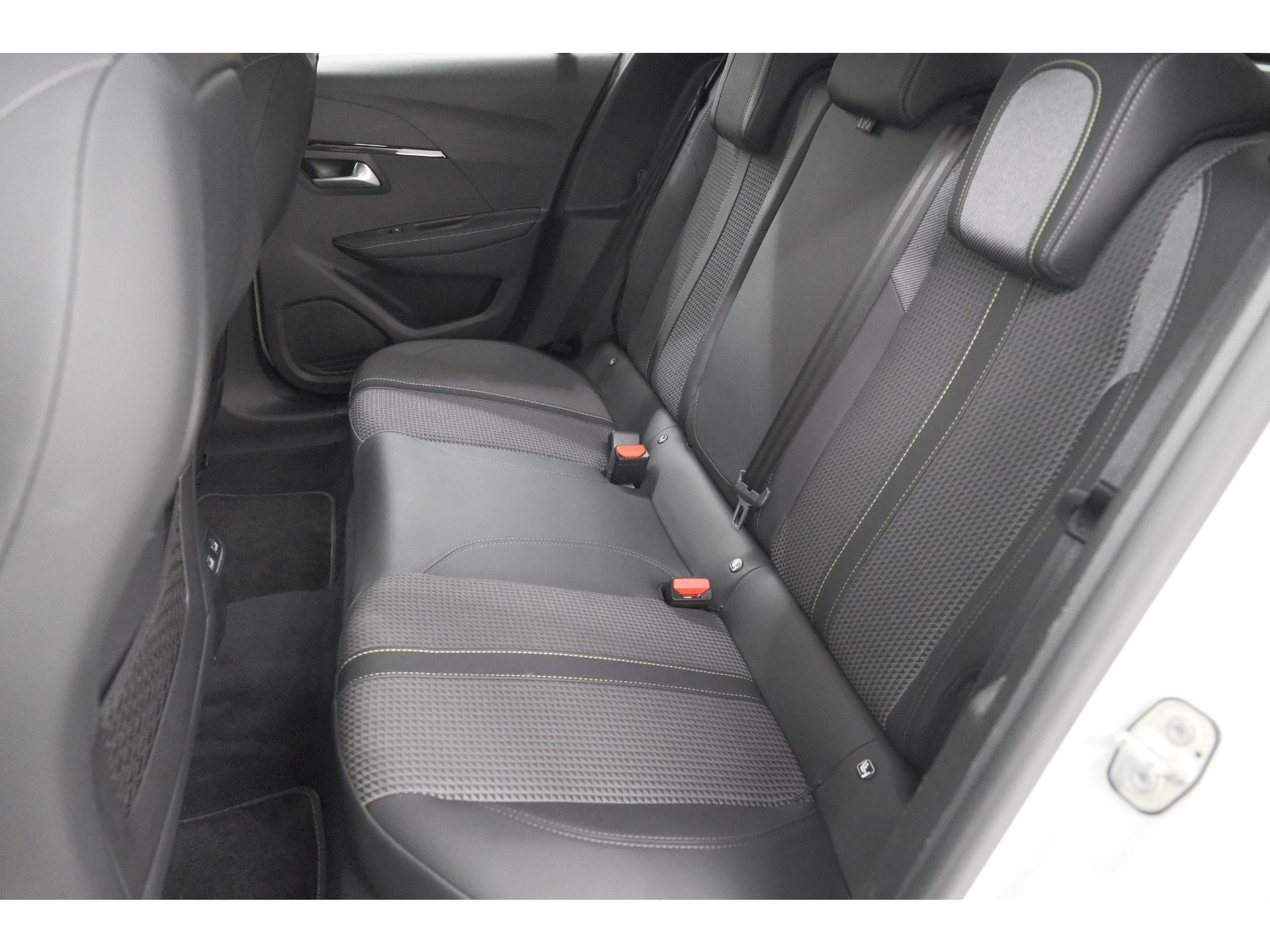 Peugeot e-208 EV GT 50 kWh | 93,7% SOH | Black Pack | Dodehoekdetectie | Camera | Apple Carplay