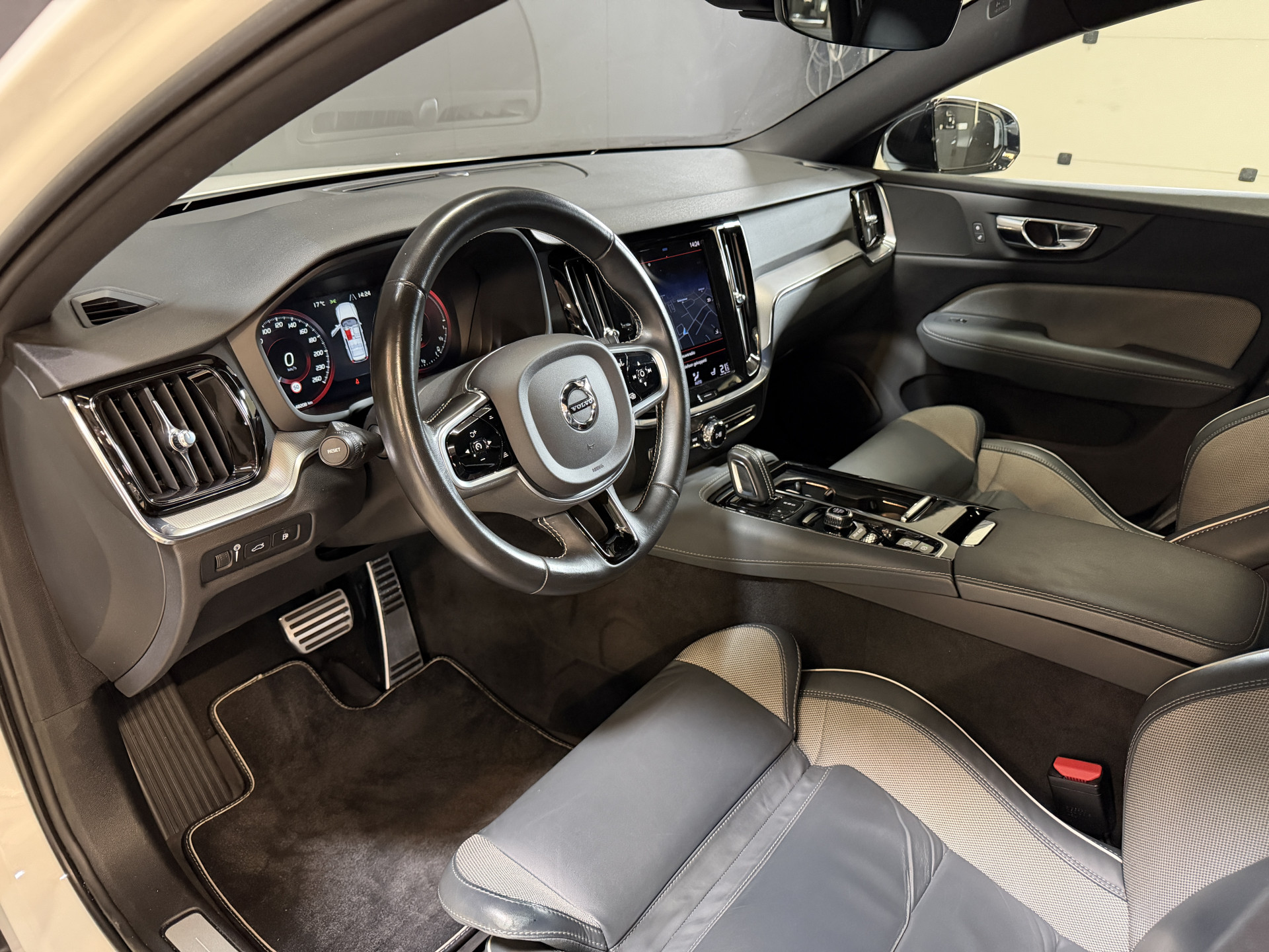 Volvo V60 2.0 T8 Recharge AWD R-Design | Elektr. trekhaak | Camera | Stoel/stuurverwarming | Carplay | Adaptive cruise