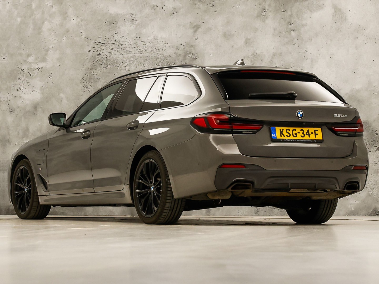 BMW 5 Serie 530e M Sport High Executive 293Pk (PANORAMADAK, M PAKKET, LASER LED, HEAD-UP DISPLAY, 360 CAMERA, MEMORY SEATS, HARMAN/KARDON, TREKHAAK ELEKTRISCH, STOELVERWARMING ACHTER, DISPLAY KEY, NIEUWSTAAT)