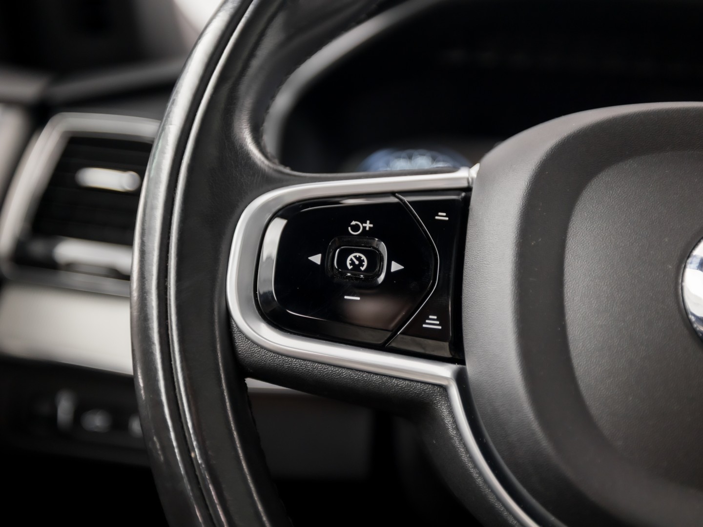 Volvo XC90 2.0 T8 Twin Engine AWD R-Design 7 Persoons 408Pk Automaat (PANORAMADAK, 1e EIGENAAR, LUCHTVERING, APPLE CARPLAY, BOWERS&WILKINS, HEAD-UP DISPLAY, STUUR/STOELVERWARMING, CAMERA, ELEK ACHTERKLEP, NIEUWSTAAT)