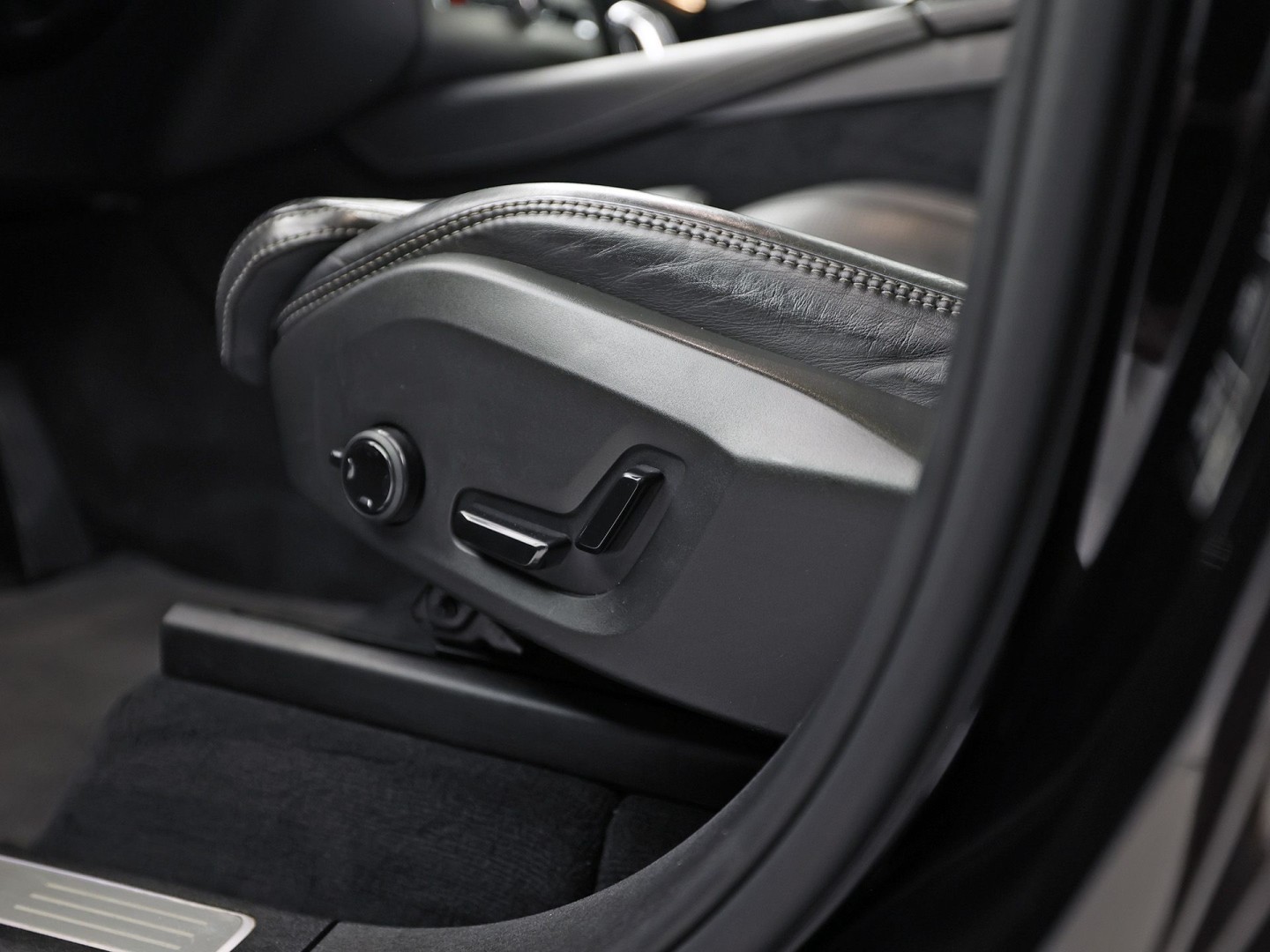 Volvo XC90 2.0 T8 Twin Engine AWD Inscription Automaat 407Pk (PANORAMADAK, APPLE CARPLAY, MEMORY SEATS, STOELVERWARMING/KOELING, CAMERA, GETINT GLAS, LEDER, TREKHAAK, NIEUWE APK)