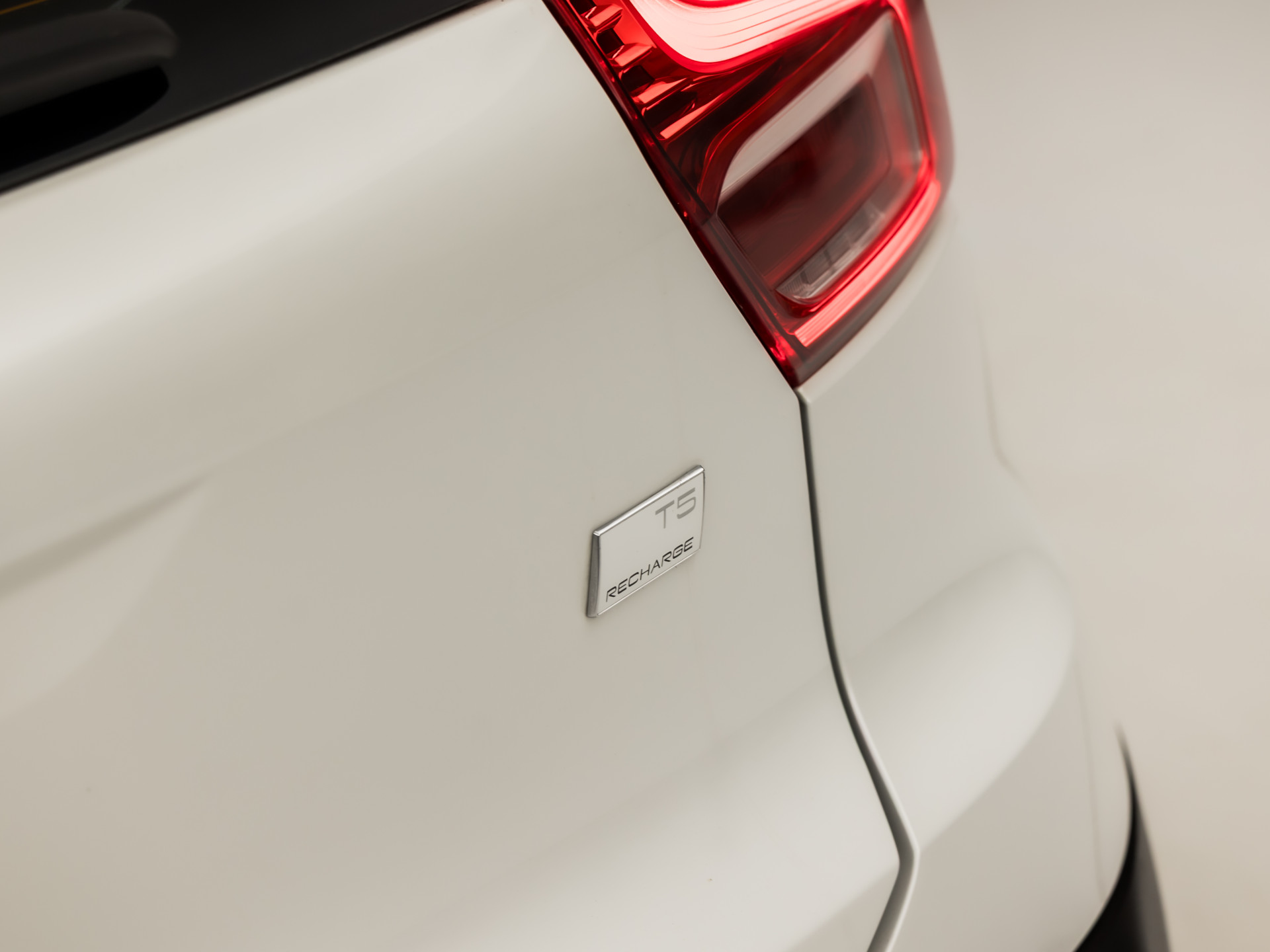 Volvo XC40 1.5 T5 Recharge Inscription Sport 262Pk Automaat (PANORAMADAK, APPLE CARPLAY, MEMORY SEAT, ZWART HEMEL, CAMERA, LEDER, SPORTSTOELEN, ELEK ACHTERKLEP, NIEUWSTAAT)