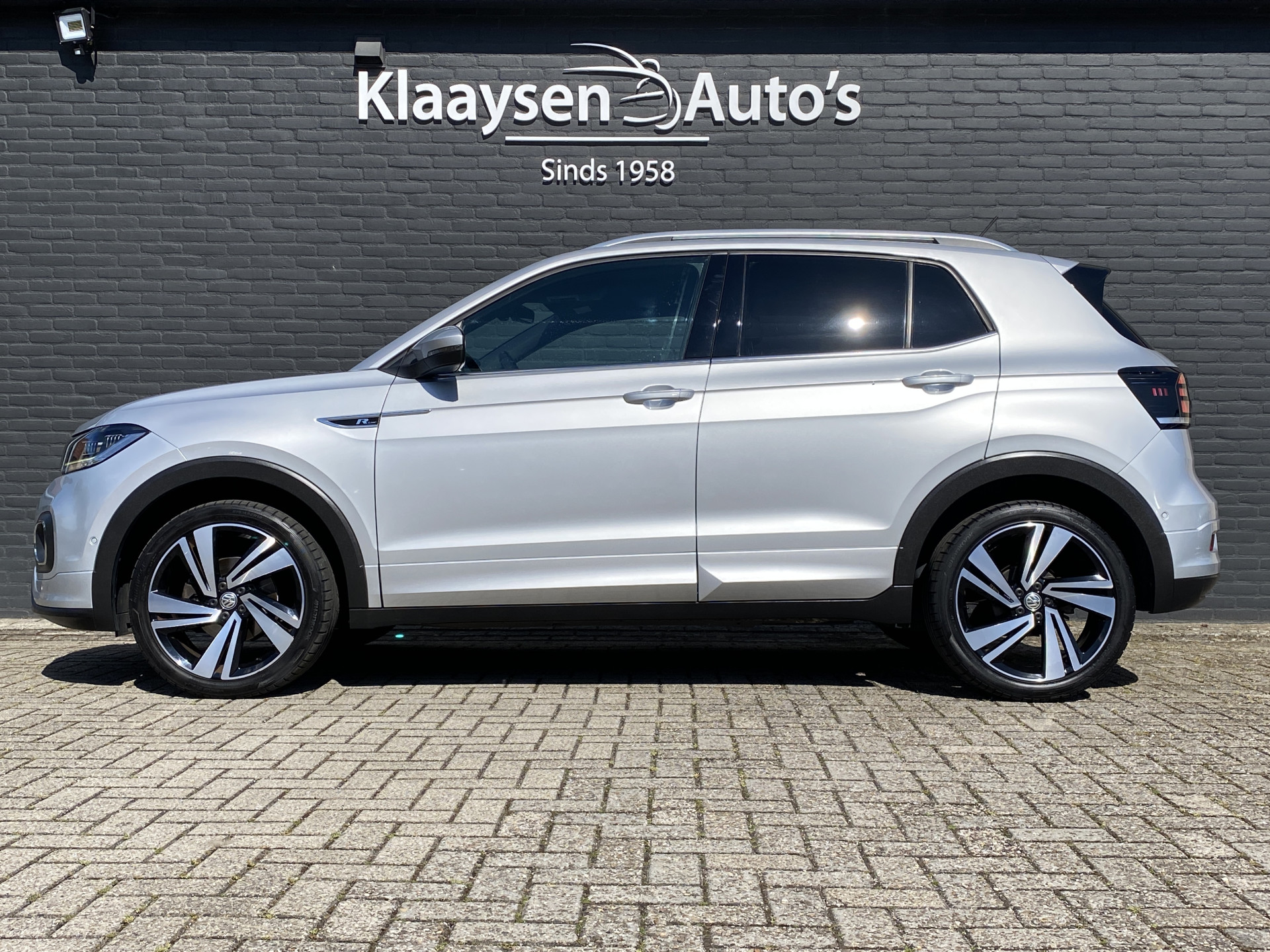 Volkswagen T-Cross 1.0 TSI R Line 116 pk | dealer onderh. | virtual cockpit | navigatie | camera | stoelverwarming | apple carplay | keyless go