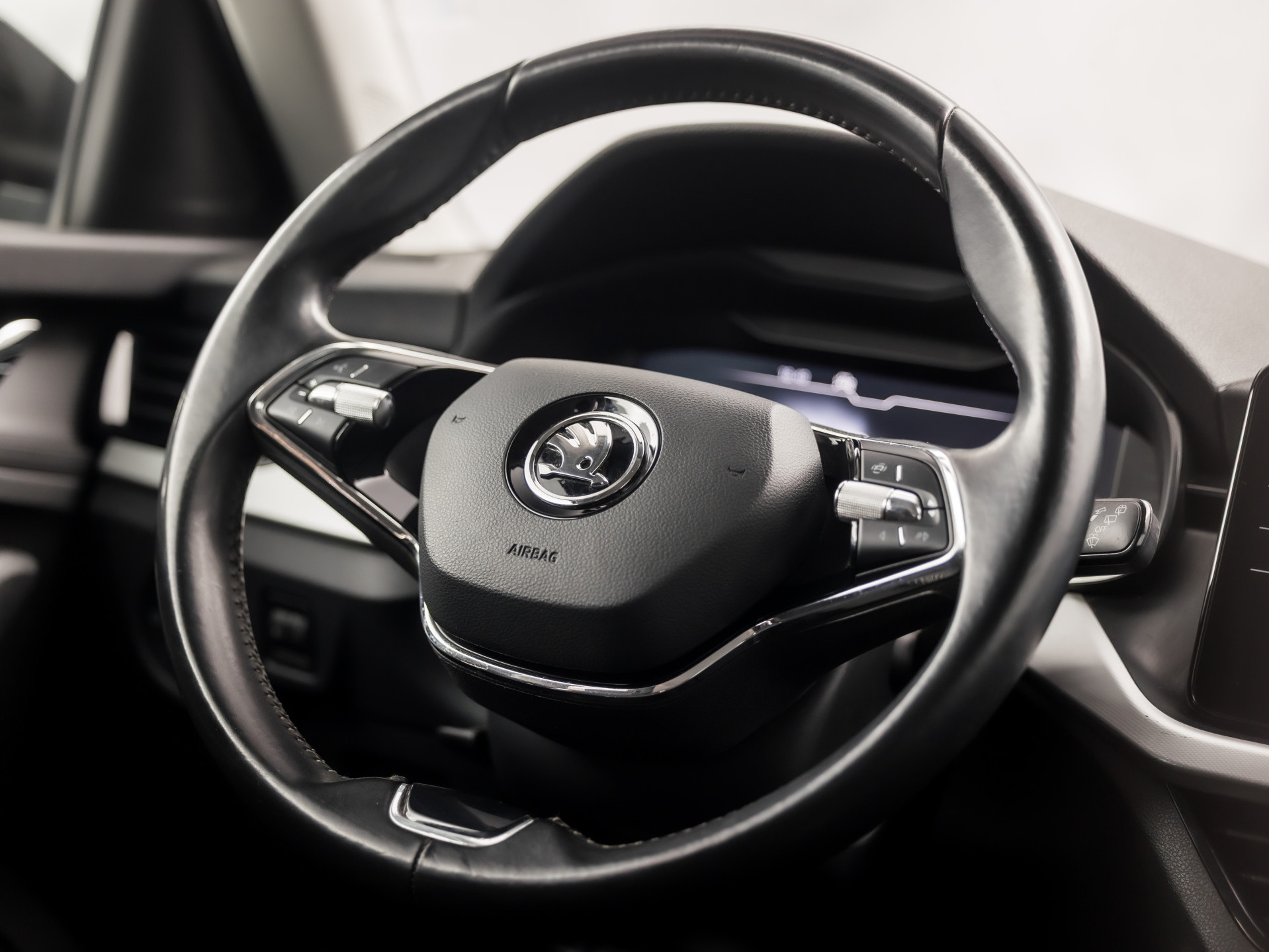 Škoda Kamiq 1.0 TSI Sport (VIRTUAL COCKPIT, APPLE CARPLAY, GROOT NAVI, TREKHAAK, PARKEERSENSOREN, SPORTSTOELEN, GETINT GLAS, CRUISE, NIEUWE APK, NIEUWSTAAT)