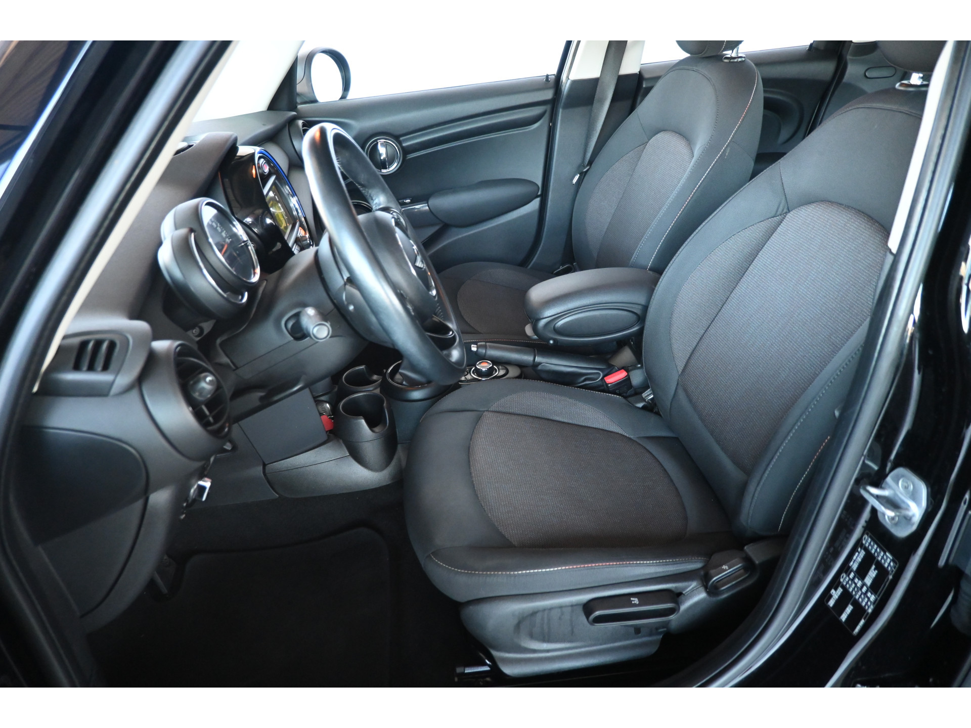 MINI Mini 1.5 Business Nap Airco Cruise control Navigatie Lichtmetaal Inruil mogelijk