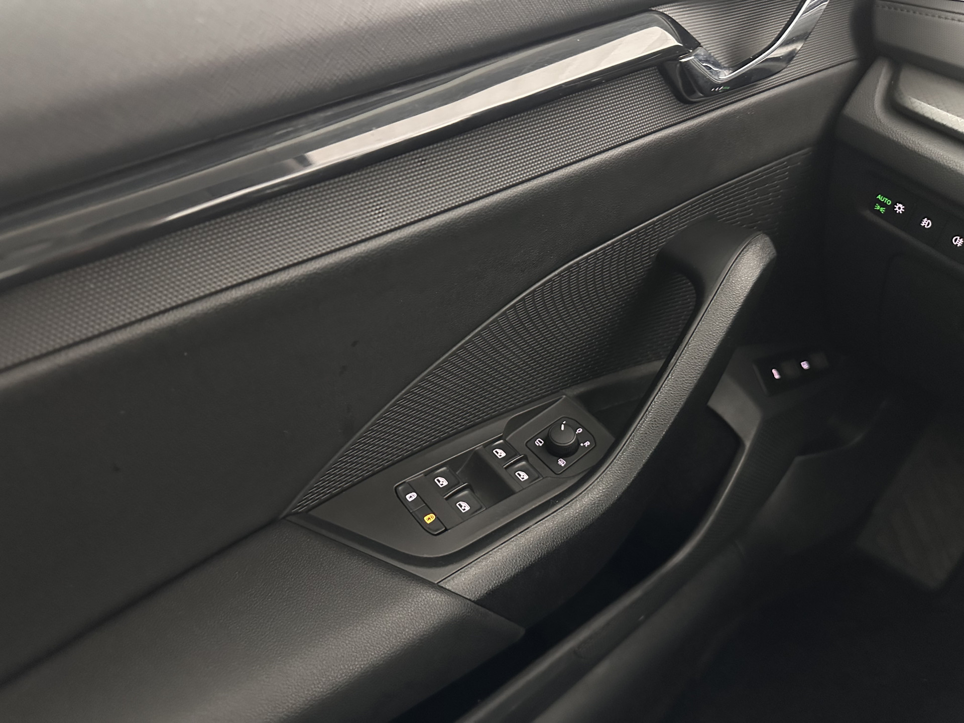 ŠKODA Octavia Combi 1.4 TSI iV PHEV Business Edition (Plug-in) (INCL-BTW) *FULL-LED | DIGI-COCKPIT | COMFORTSEATS | NAVI-FULLMAP | PRIVACY-GLASS | DAB | SHIFTPADDLES | ECC | PDC | CRUISE | TOWBAR | 18''ALU*