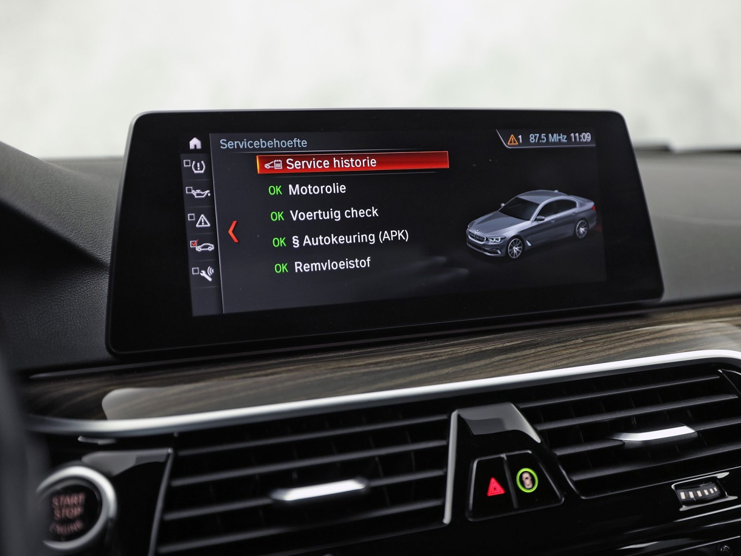 BMW 5-serie 520i M Sport High Executive 184Pk Automaat (GROOT NAVI, M PAKKET, 360 CAMERA, MEMORY SEATS, HARMAN/KARDON, STUUR/STOELVERWARMING, LUXE LEDER, HEAD-UP DISPLAY, GETINT GLAS, NIEUWSTAAT)