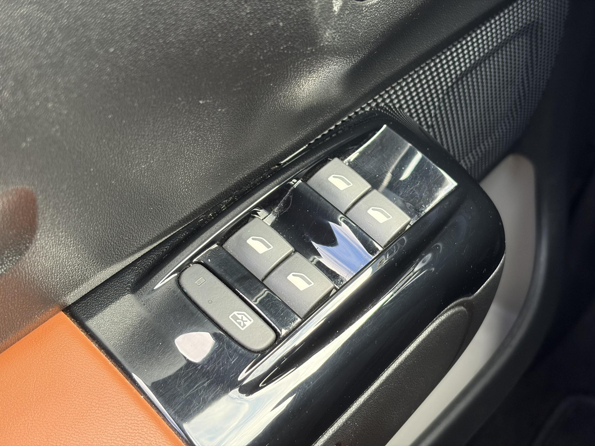Citroen C3 1.2 PureTech Shine ✓Dealer Onderhouden✓2e Eigenaar✓Carplay✓Camera✓Navi✓Clima✓Cruise✓Pdc V+A✓Keyless✓Halfleder✓Trekhaak✓Rijstrooksensor✓Dodehoeksensor✓17'' Lm velgen✓N.A.P✓Nieuwe Apk bij Aflevering