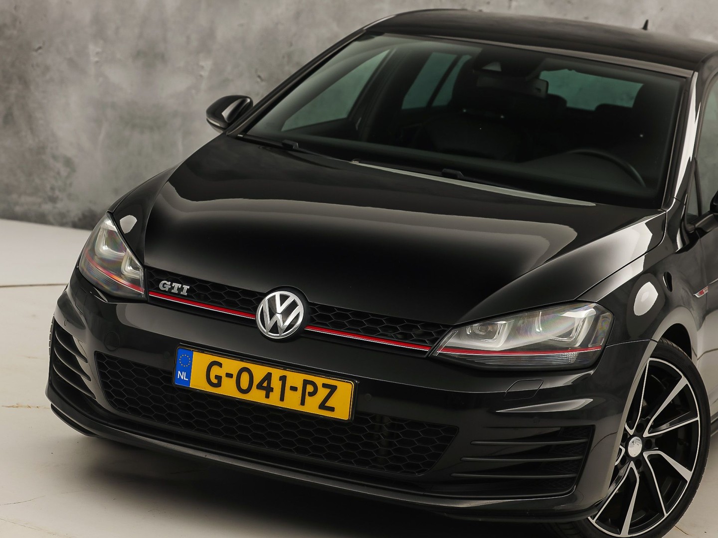 Volkswagen Golf 2.0 TSI GTI 220Pk Automaat (NAVIGATIE, CLIMATE, LEDER, STOELVERWARMING, SPORTSTOELEN, GETINT GLAS, XENON, NIEUWSTAAT)
