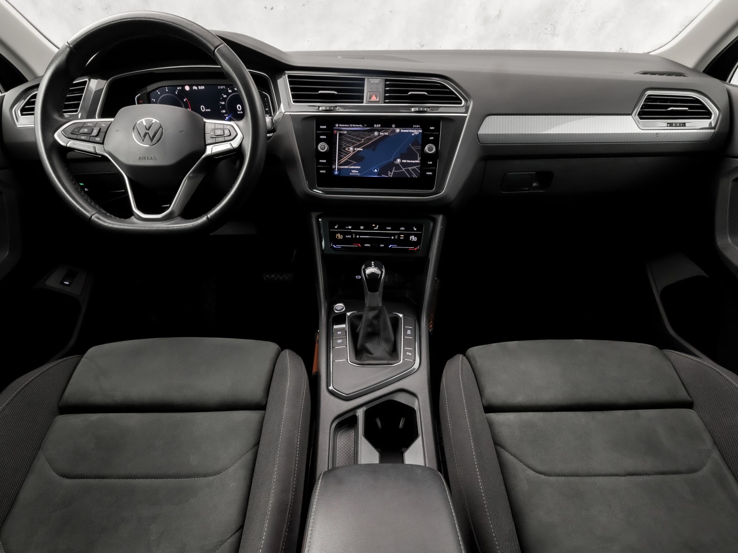 Volkswagen Tiguan 1.5 TSI Life Sport 150Pk Automaat (VIRTUAL COCKPIT, APPLE CARPLAY, CLIMATE, KEYLESS, STOELVERWARMING, SPORTSTOELEN, GETINT GLAS, ELEK ACHTERKLEP, ALCANTARA, NIEUWE APK, NIEUWSTAAT)