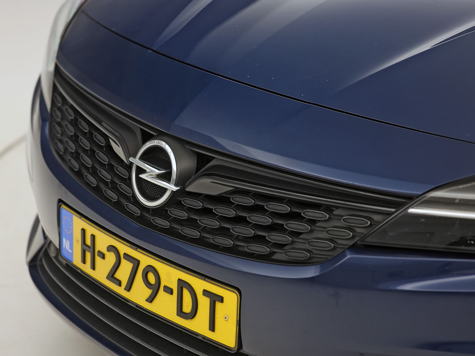 Opel Astra Sports Tourer 1.2 Launch Sport (VIRTUAL COCKPIT, APPLE CARPLAY, GROOT NAVI, CAMERA, STUUR/STOELVERWARMING, SPORTSTOELEN, GETINT GLAS, ADAPTIVE CRUISE, ZWART HEMEL, NIEUWSTAAT)