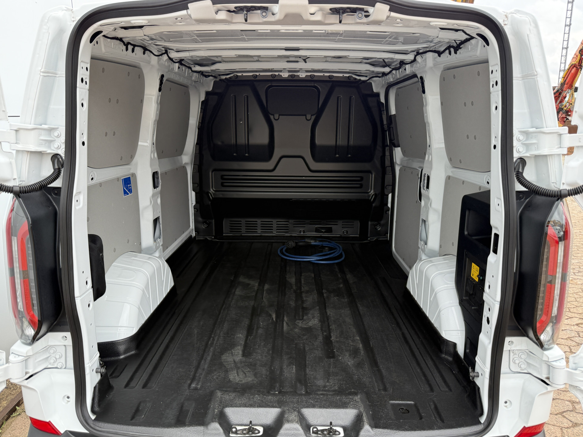 Ford e-Transit Custom 65kWh 136PK Elektrisch L1 344KM WLTP 2300kg Trekvermogen BEV Snelladen LED ACC Camera Carplay Parkeersensoren v+a