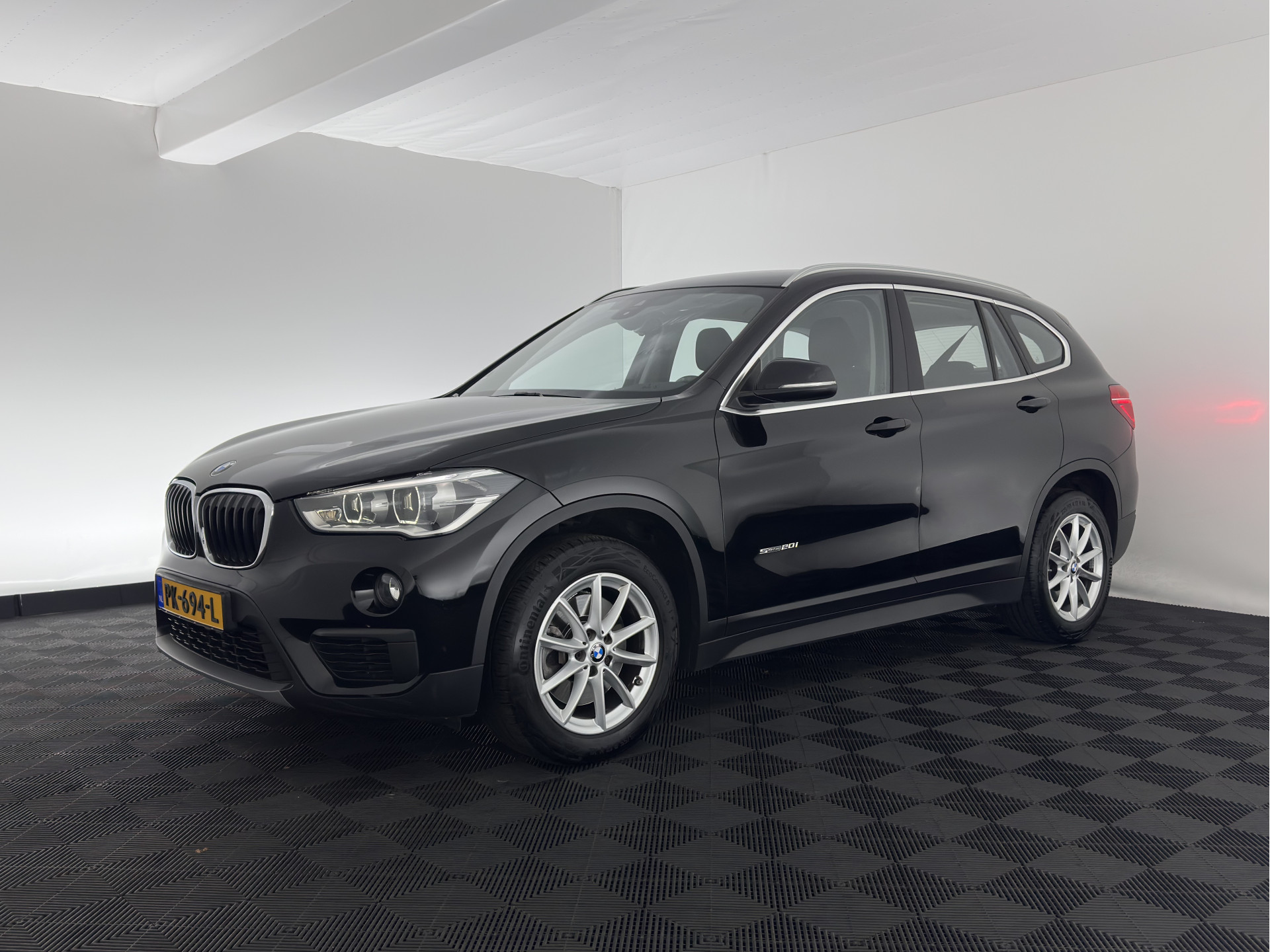BMW X1 sDrive20i Executive (INCL-BTW) Aut. *LED-LIGHTS | NAVI-FULLMAP | COMFORT-SEATS | ECC | PDC | CRUISE | TOWBAR | 17''ALU*