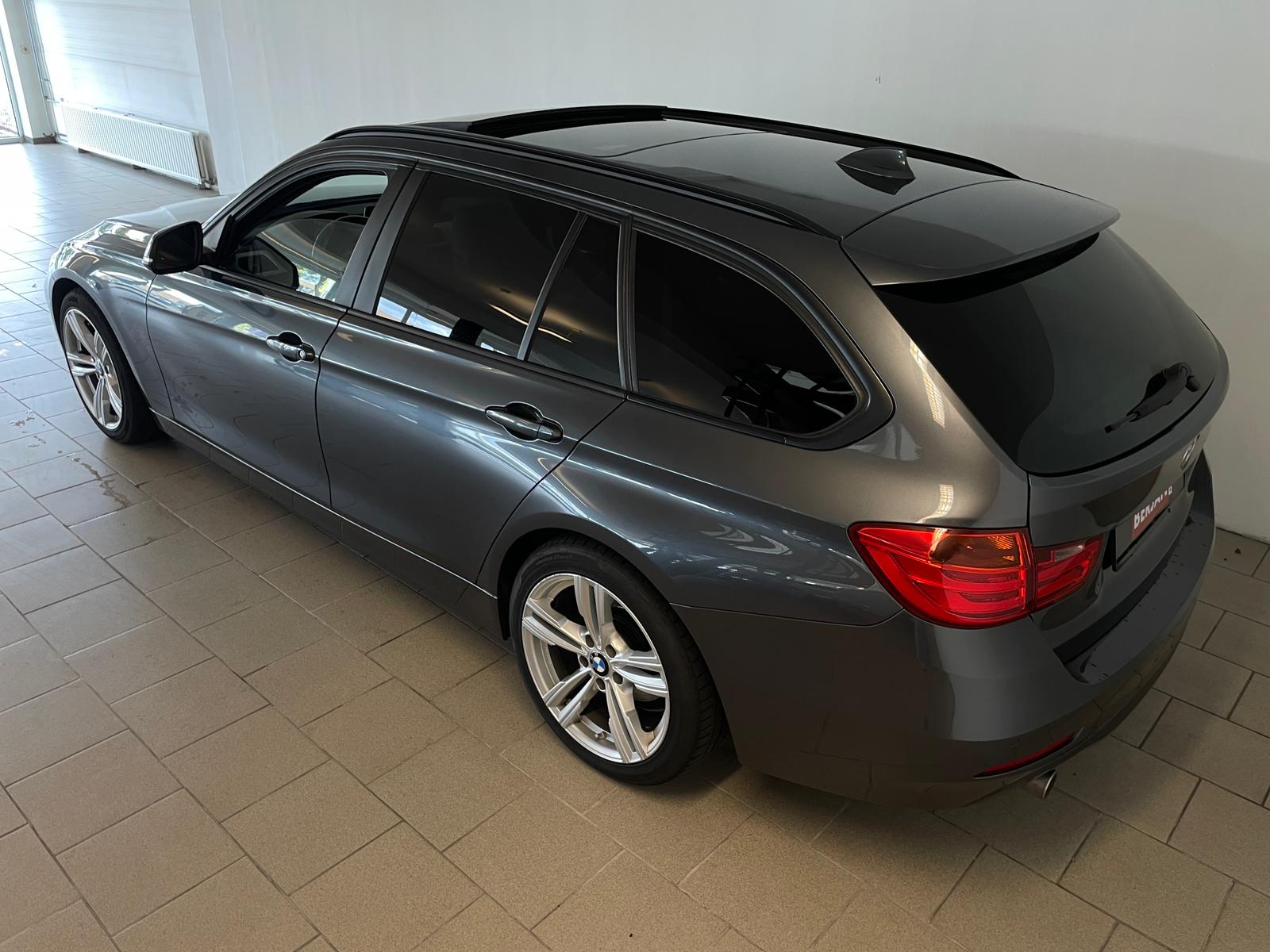 BMW 3-serie Touring 318d xDrive Executive PANORAMADAK AIRCO NAVI CRUISE BLUEOOTH ELEK RAMEN CENT VERG KEURIGE AUTO