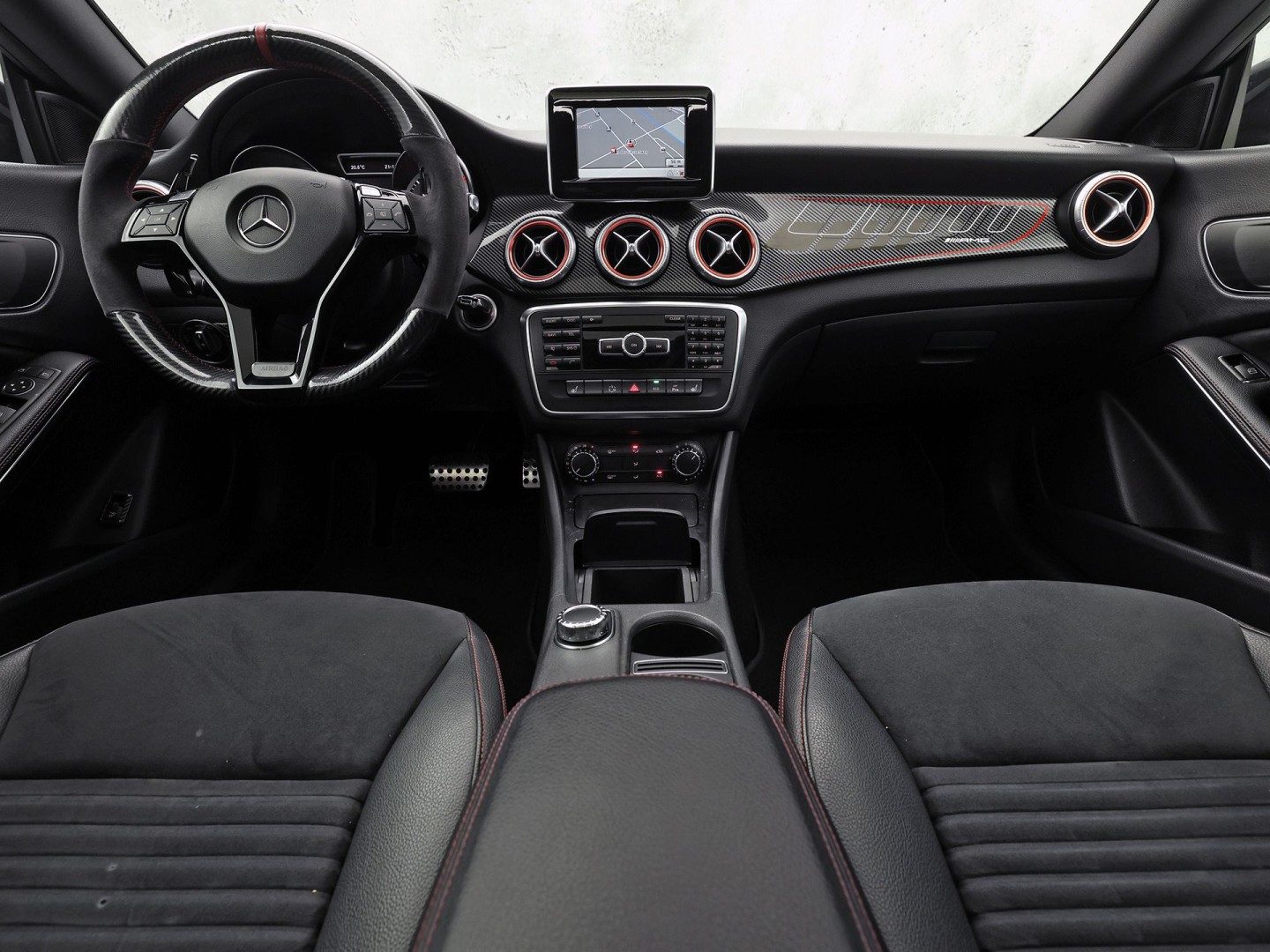 Mercedes-Benz CLA-Klasse 250 AMG Sport 211Pk Automaat (PANORAMADAK, STERRENHEMEL, NAVIGATIE, RODE GORDELS, LEDER/ALCANTARA, STOELVERWARMING, SPORTSTOELEN, GETINT GLAS, CRUISE, NIEUWSTAAT)