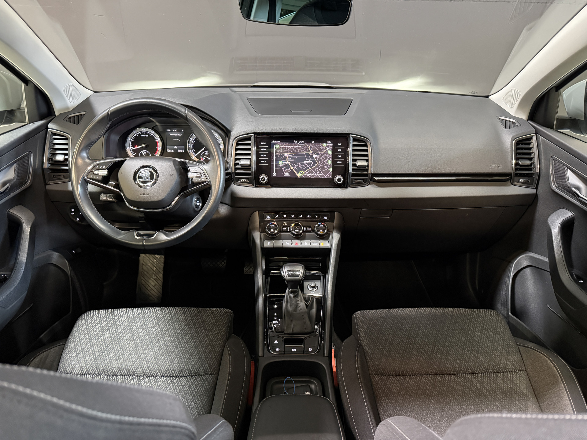 ŠKODA Karoq 1.5 TSI ACT Business Edition Plus | Panoramadak | Camera | Adaptive cruise | Stoelverwarming | Full LED | NL auto | Dealer onderhouden
