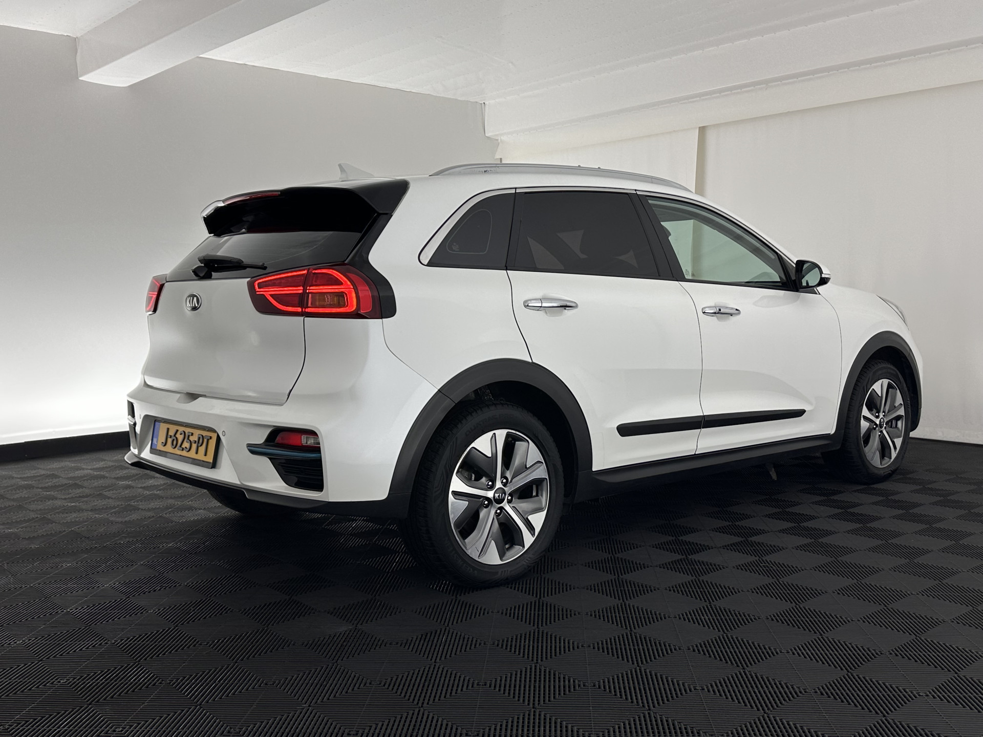 Kia e-Niro DynamicLine 64 kWh [ 3-Fase ] {SOH-100%} (INCL-BTW) Aut.*HEATPUMP | LEATHER-FABRIC | NAVI-FULLMAP | DAB+ | ADAPTIVE-CRUISE | CAMERA | HEATED-COMFORTSEATS | KEYLESS | DIGI-COCKPIT | SHIFTPADDLES | CARPLAY | LANE-ASSIST | 17"ALU*