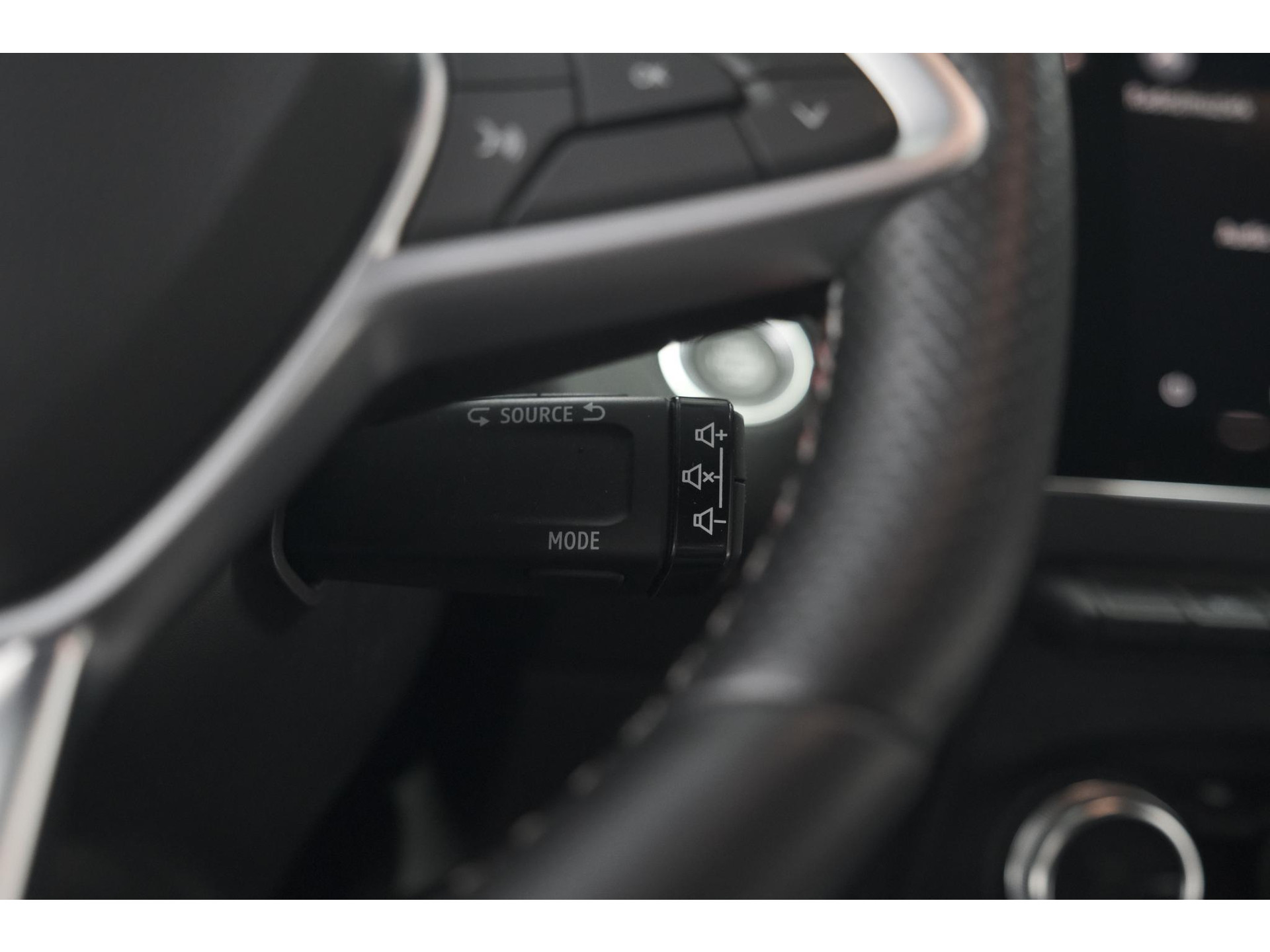 Renault Clio 1.6 E-Tech Hybrid 140 R.S. Line | 360 Camera | Apple Carplay | 9.3 Inch Groot Scherm | Sportstoelen