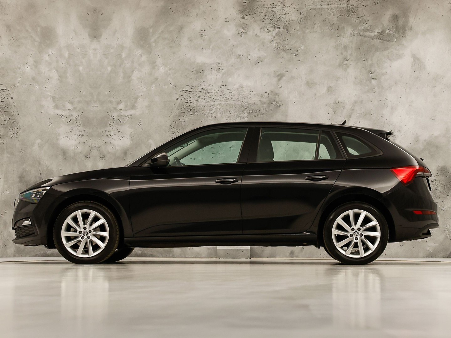 Škoda Scala 1.0 TSI Sport Automaat (GROOT NAVI, VIRTUAL COCKPIT, CLIMATE, APPLE CARPLAY, STOELVERWARMING, NIEUWE APK, NIEUWSTAAT)