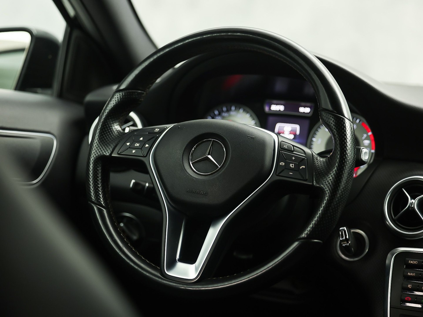 Mercedes-Benz A-Klasse 180 AMG Sport Automaat (NAVIGATIE, LEDER, STOELVERWARMING, SPORTSTOELEN, ZWART HEMEL, PARKEERSENSOREN, TREKHAAK, CRUISE, NIEUWSTAAT)