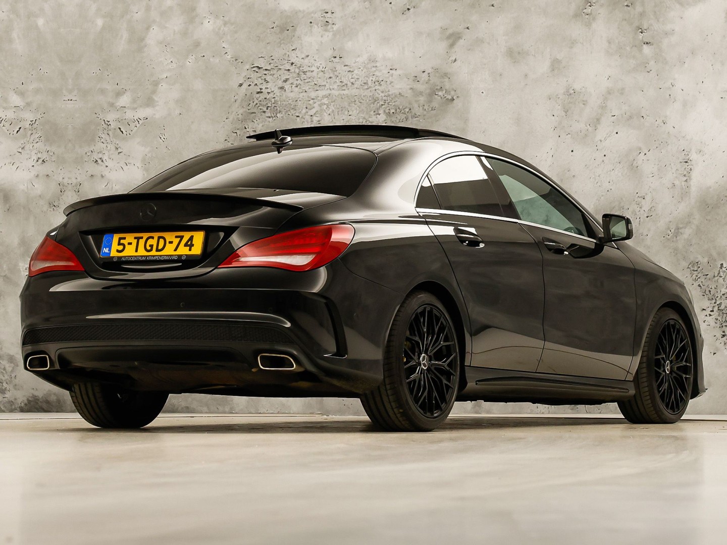 Mercedes-Benz CLA-Klasse 250 AMG Sport 211Pk Automaat (PANORAMADAK, STERRENHEMEL, NAVIGATIE, RODE GORDELS, LEDER/ALCANTARA, STOELVERWARMING, SPORTSTOELEN, GETINT GLAS, CRUISE, NIEUWSTAAT)