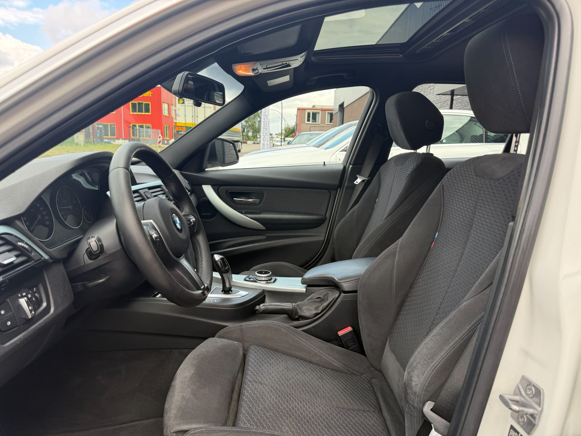 BMW 3-serie 316i M Sport Edition | NIEUWE APK | 3/6 of 12 MND GARANTIE | SCHUIF DAK | NAVI |