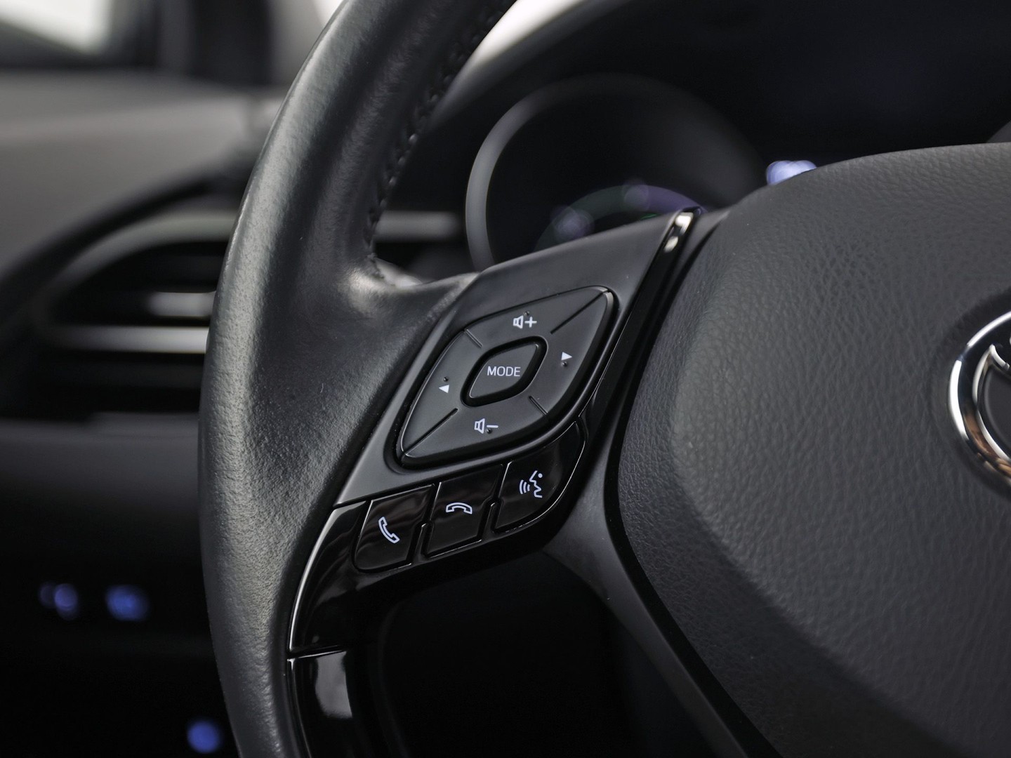 Toyota C-HR 1.8 Hybrid Sport Automaat (GROOT NAVI, CLIMATE, CAMERA, STOELVERWARMING, SPORTSTOELEN, ADAPTIVE CRUISE, GETINT GLAS, KEYLESS, NIEUWSTAAT)