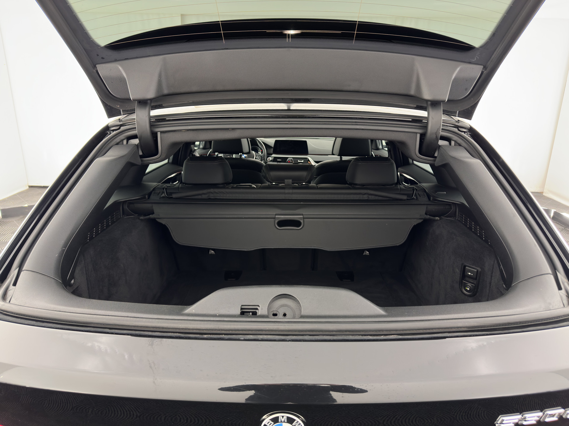 BMW 5-serie Touring 530d Sportline High Executive Aut. *PANO | LEATHER | FULL-LED | MEMORY-PACK | TOP-VIEW | HEATED-COMFORTSEATS | NAVI-FULLMAP | PRIVACY-GLASS | AMBIENT-LIGHT | ECC | CARPLAY | PDC | TOWBAR | SHIFT-PADDLES | 20"ALU*