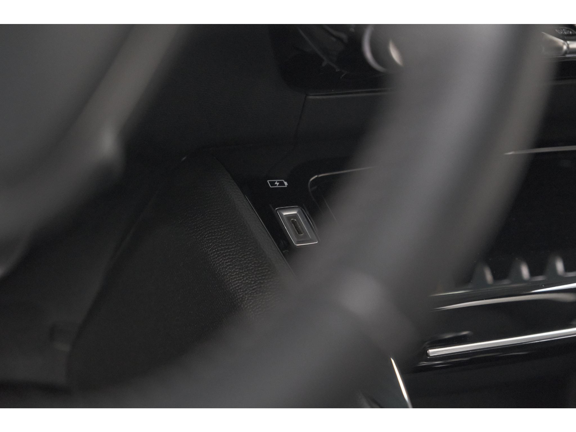 Peugeot 2008 PureTech 130 EAT8 Allure | Trekhaak | Camera | Navigatie | Apple Carplay