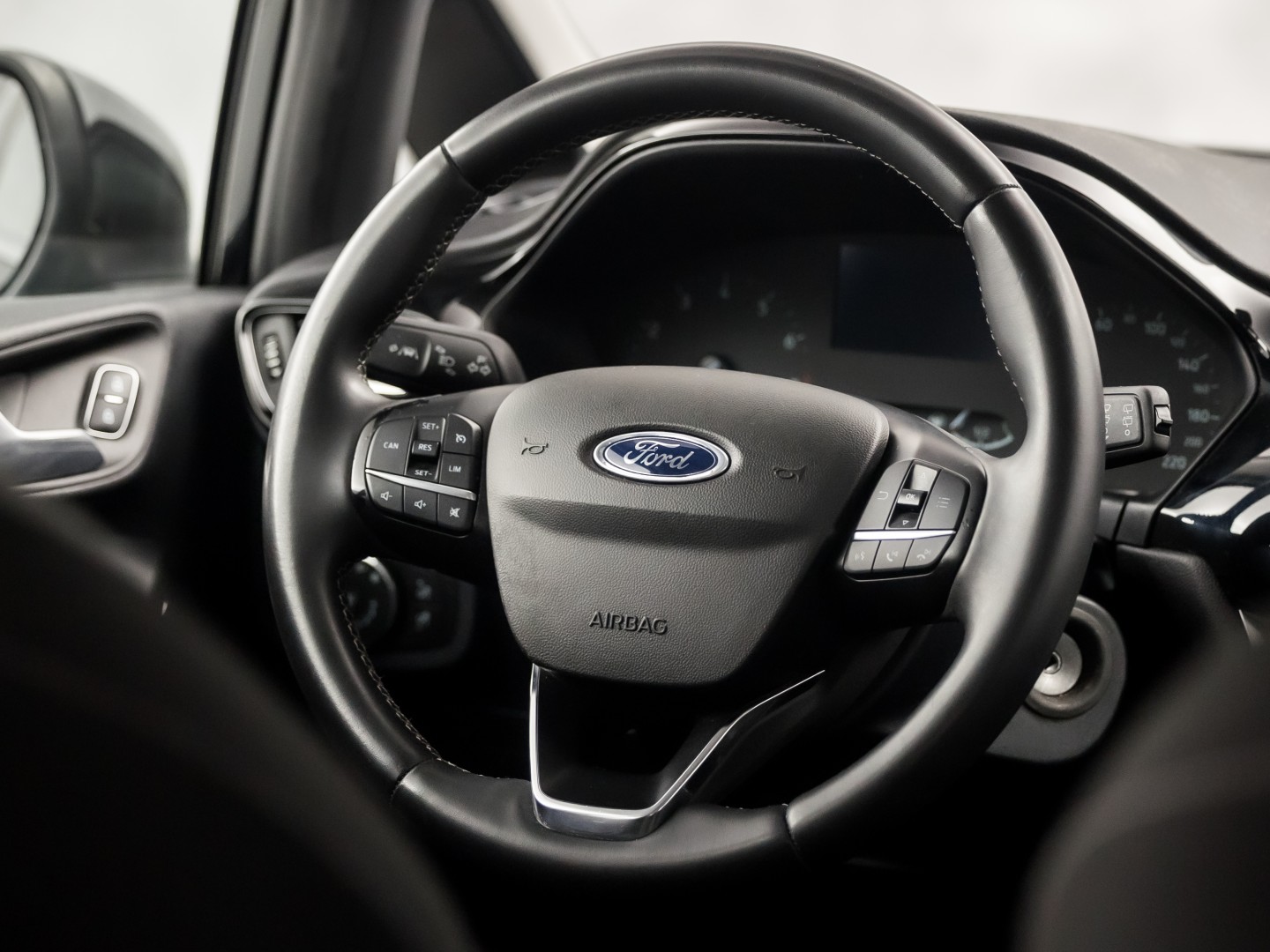 Ford Fiesta 1.0 EcoBoost Hybrid Titanium Sport (APPLE CARPLAY, GROOT NAVI, CLIMATE, GETINT GLAS, PARKEERSENSOREN, SPORTSTOELEN, LM VELGEN, CRUISE, NIEUWSTAAT)