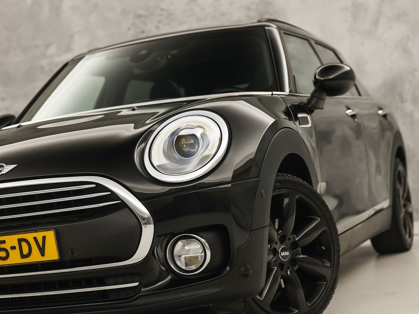 MINI Clubman 1.5 Chili Black Sport Automaat (PANORAMADAK, NAVIGATIE, LEDEREN SPORTSTOELEN, STOELVERWARMING, CRUISE, CLIMATE, ZWART HEMEL, NIEUWE APK)
