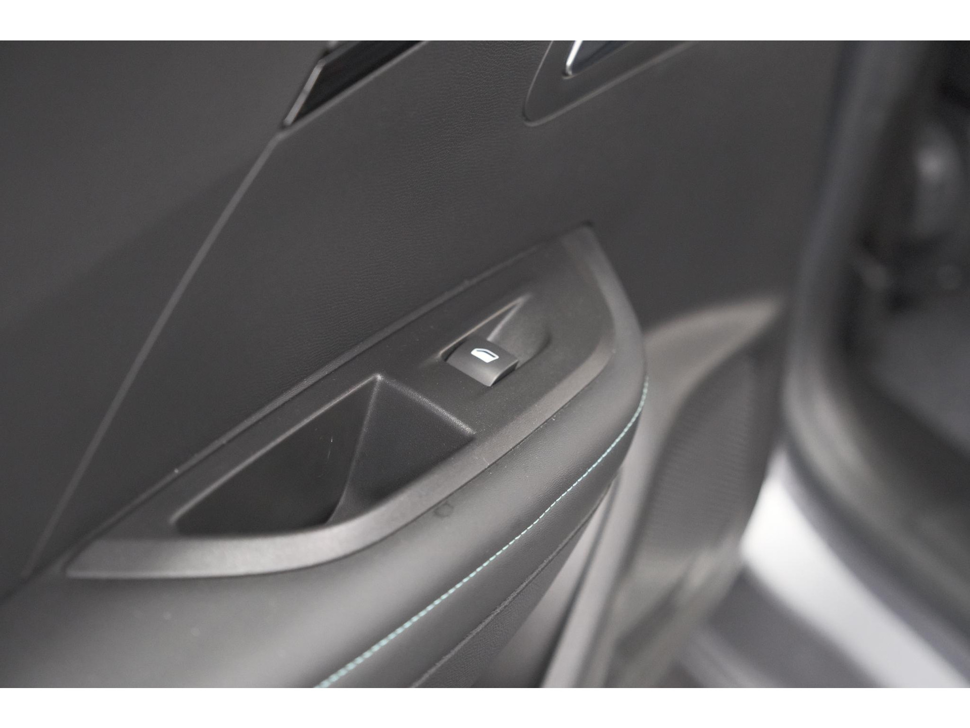 Peugeot e-2008 EV Allure 50 kWh | SOH=96.7 % | 3 Fase Laadfunctie | Camera | Navigatie | Parkeersensoren | Apple Carplay