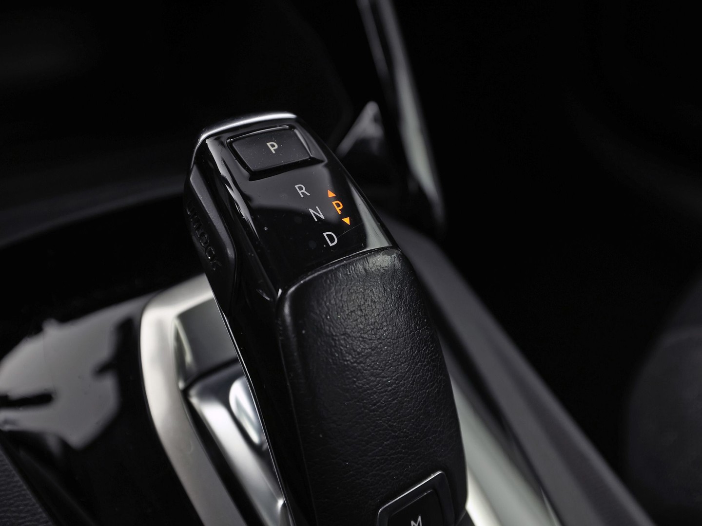 Peugeot 208 1.2 PureTech Sport Automaat (APPLE CARPLAY, KEYLESS, PARKEERSENSOREN, SPORTSTOELEN, CRUISE, LANE ASSIST, NIEUWE APK, NIEUWSTAAT)