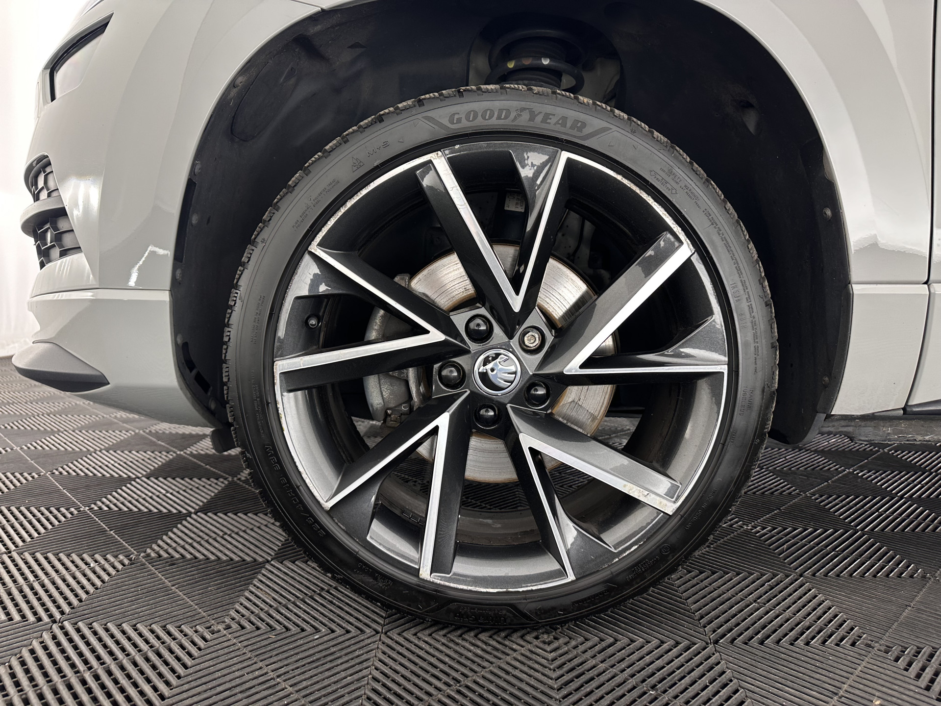 ŠKODA Karoq 1.5 TSI ACT Sportline Business (INCL-BTW) Aut. *PANO | DIGI-COCKPIT | FULL-LED | ADAPTIVE-CRUISE | CANTON-AUDIO | BLINDSPOT | HEATED-SPORTSEATS | CAMERA | AMBIENTLIGHT | NAVI-FULLMAP | KEYLESS | DAB+ | TOWBAR | PRIVACYGLAS