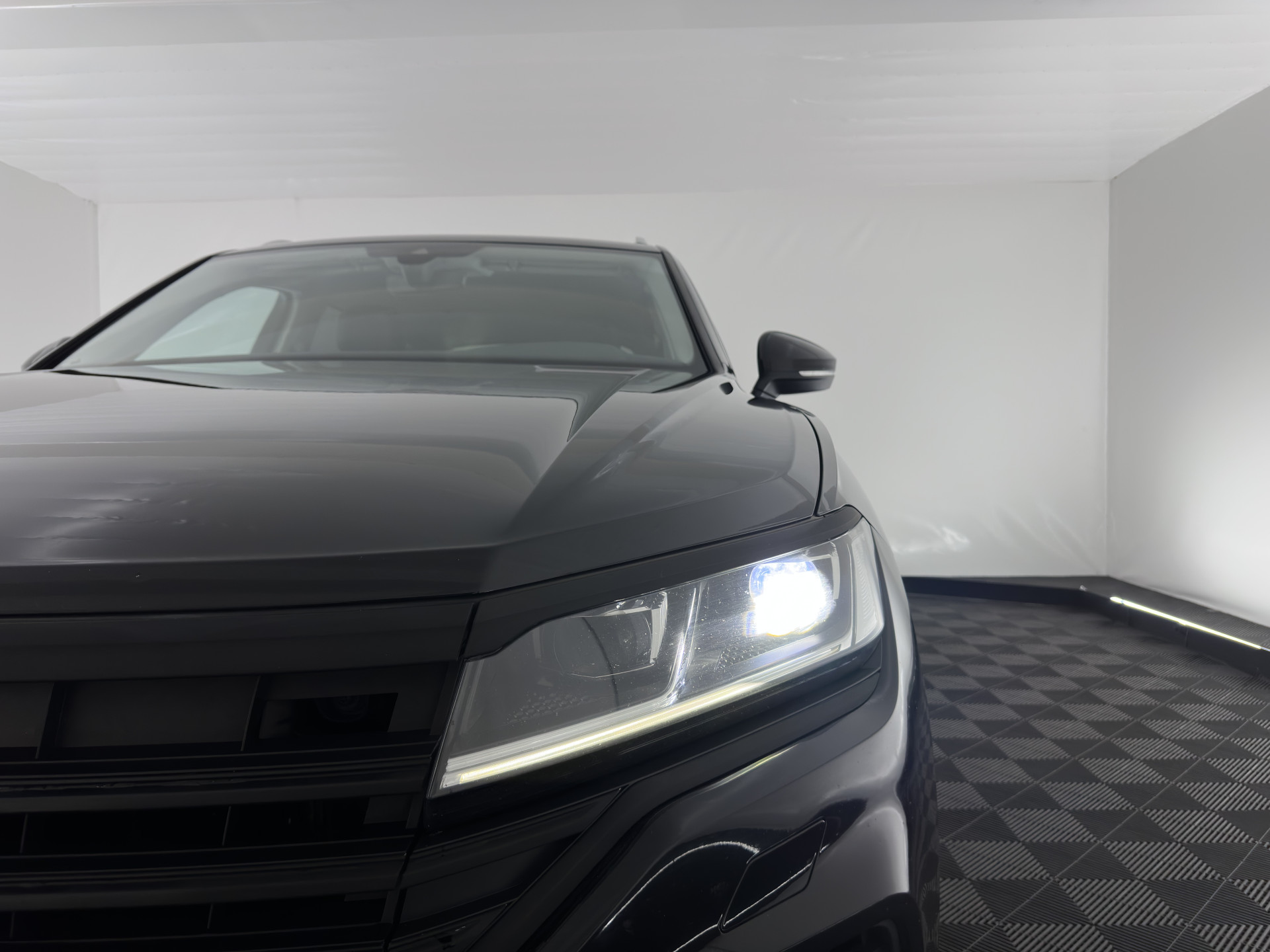 Volkswagen Touareg 3.0 TDI R-Line (INCL-BTW) Aut. *LUXURY-LEATHER | FULL-LED | BLIND-SPOT | HEATED-COMFORTSEATS | AIR-SUSPENSION | KEYLESS | CAMERA | NAVI-FULLMAP | PRIVACY-GLASS | ADAPTIVE-CRUISE |  SHIFT-PADDLES | TOWBAR*