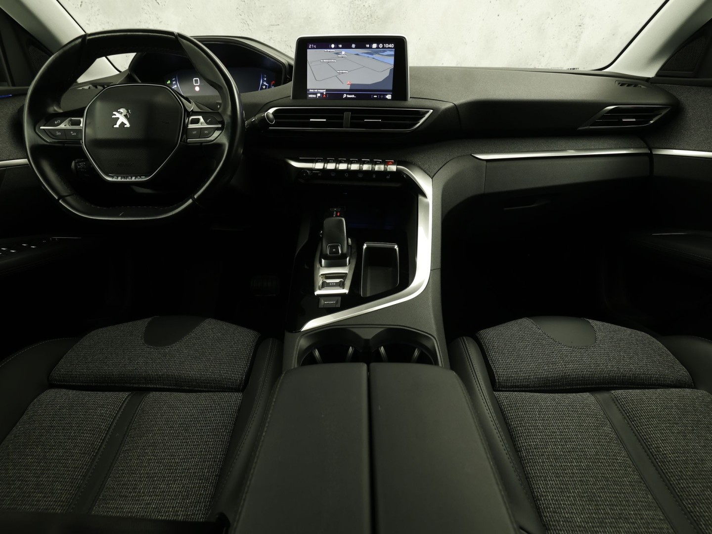 Peugeot 3008 1.2 PureTech Allure Sport Automaat (APPLE CARPLAY, GROOT NAVI, 360 CAMERA, STOELVERWARMING, LEDER, SPORTSTOELEN, ADAPTIVE CRUISE, GETINT GLAS, KEYLESS, NIEUWSTAAT)