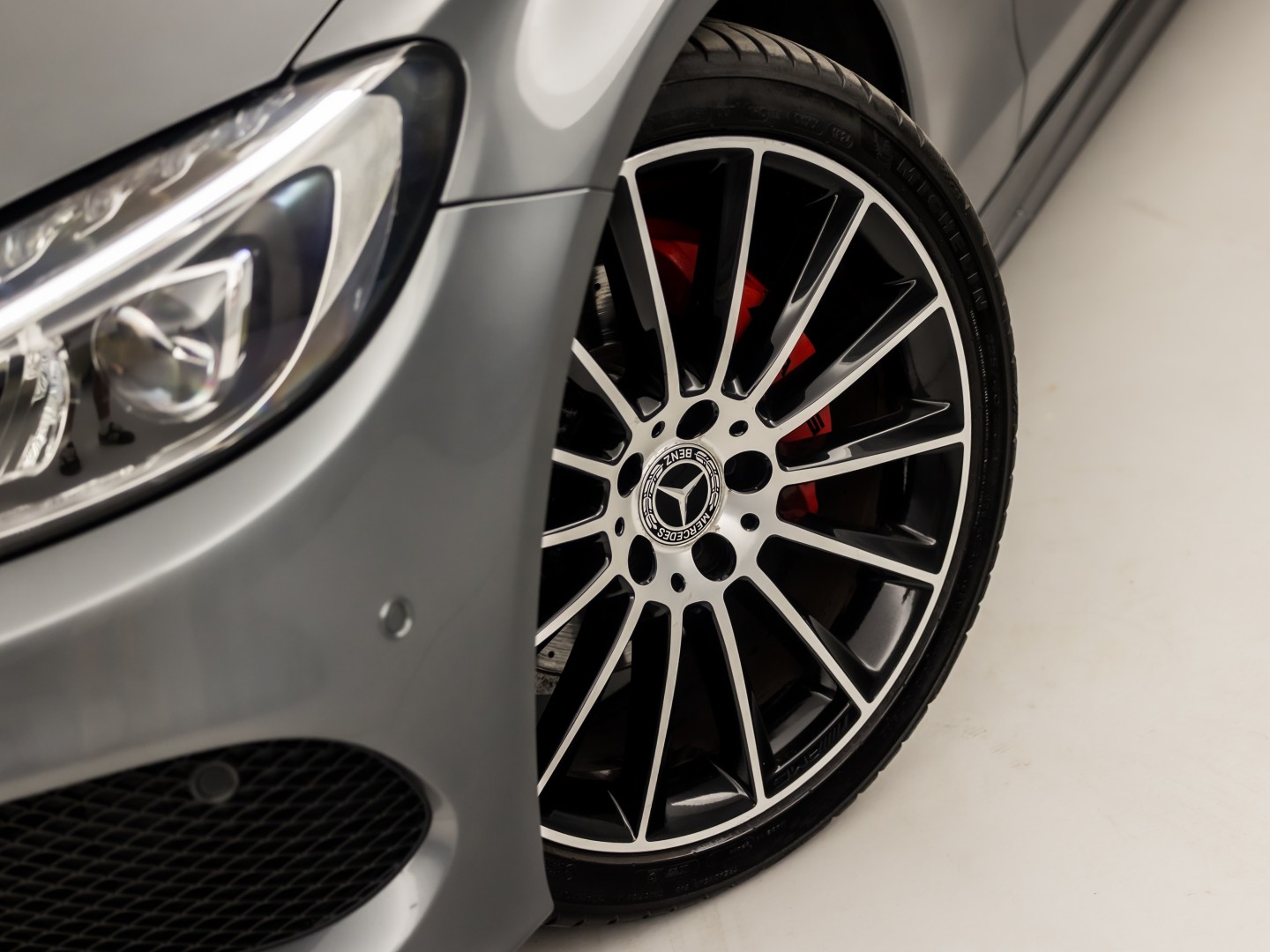 Mercedes-Benz C-Klasse 180 AMG Sport 156Pk Automaat (PANORAMADAK, NAVIGATIE, LEDER, ELEK SPORTSTOELEN, STOELVERWARMING, ELEK ACHTERKLEP, GETINT GLAS, ZWART HEMEL, NIEUWSTAAT)