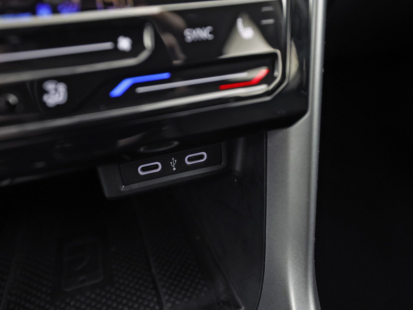 Volkswagen T-Cross 1.0 TSI Life Sport (APPLE CARPLAY, GROOT NAVI, CLIMATE, STOELVERWARMING, SPORTSTOELEN, GETINT GLAS, CRUISE, NIEUWSTAAT)