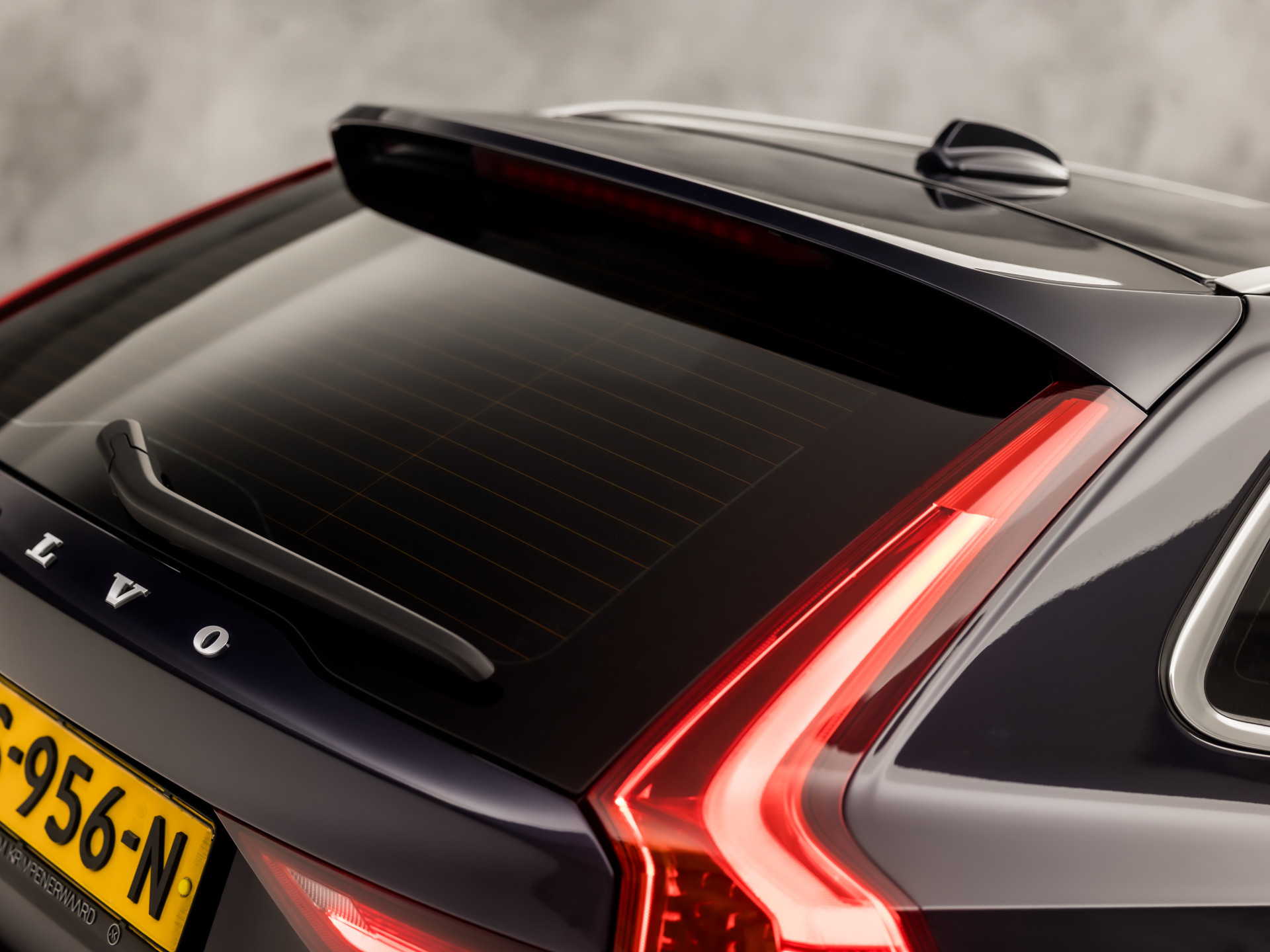 Volvo V90 2.0 T4 Momentum Sport 190Pk Automaat (APPLE CARPLAY, GROOT NAVI, LEDER, GETINT GLAS, STOELVERWARMING ACHTER, MEMORY SEATS, ELEK ACHTERKLEP, NIEUWE APK, NIEUWSTAAT)