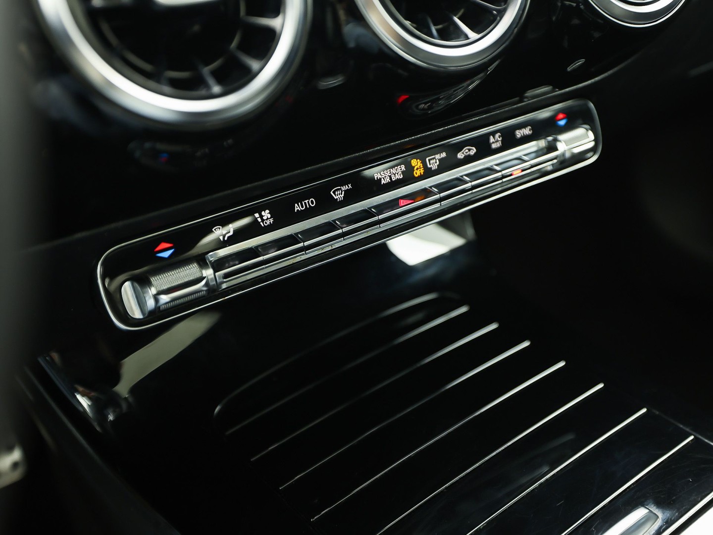 Mercedes-Benz CLA-Klasse 200 AMG Sport 163Pk Automaat (PANORAMADAK, GROOT NAVI, LEDER, CAMERA, SPORTSTOELEN, GETINT GLAS, STOELVERWARMING, NIEUWSTAAT)