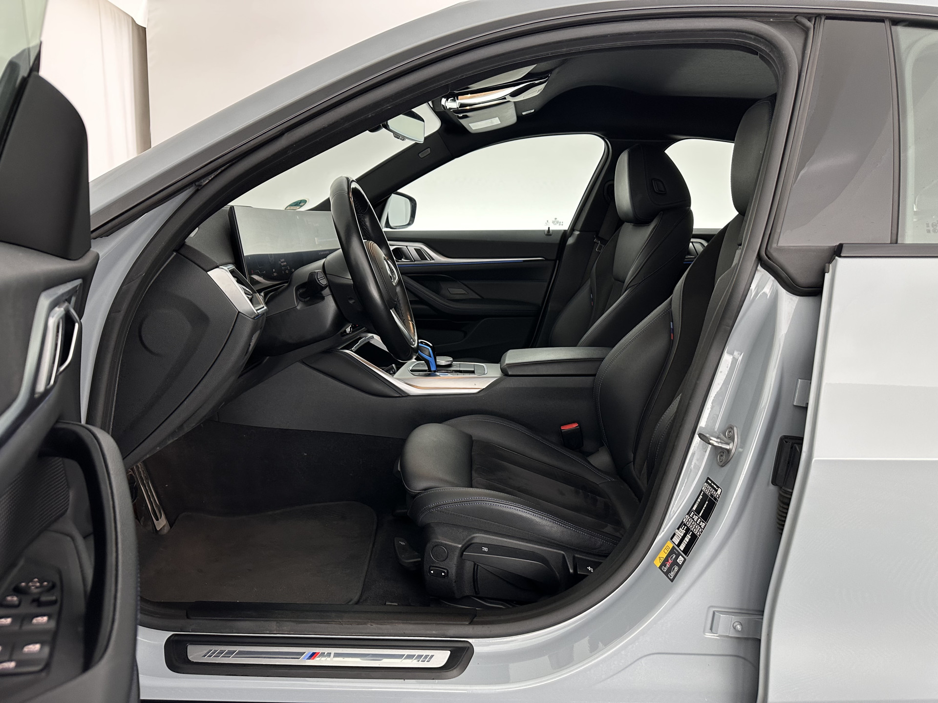 BMW i4 eDrive40 84 kWh M-Sport *M50 JAHRE* [ 3-Fase-11 kW ] {SOH-96%} (INCL-BTW) *LEATHER-ALCANTARA | FULL-LED | ADAPTIVE-CRUISE | HEATED-SPORTSEATS | CAMERA | DAB | DIGI-COCKPIT | NAVI-FULLMAP | AMBIENT-LIGHT | ECC | PDC | CARPLAY | KEYLESS | SHIFTPADDLE