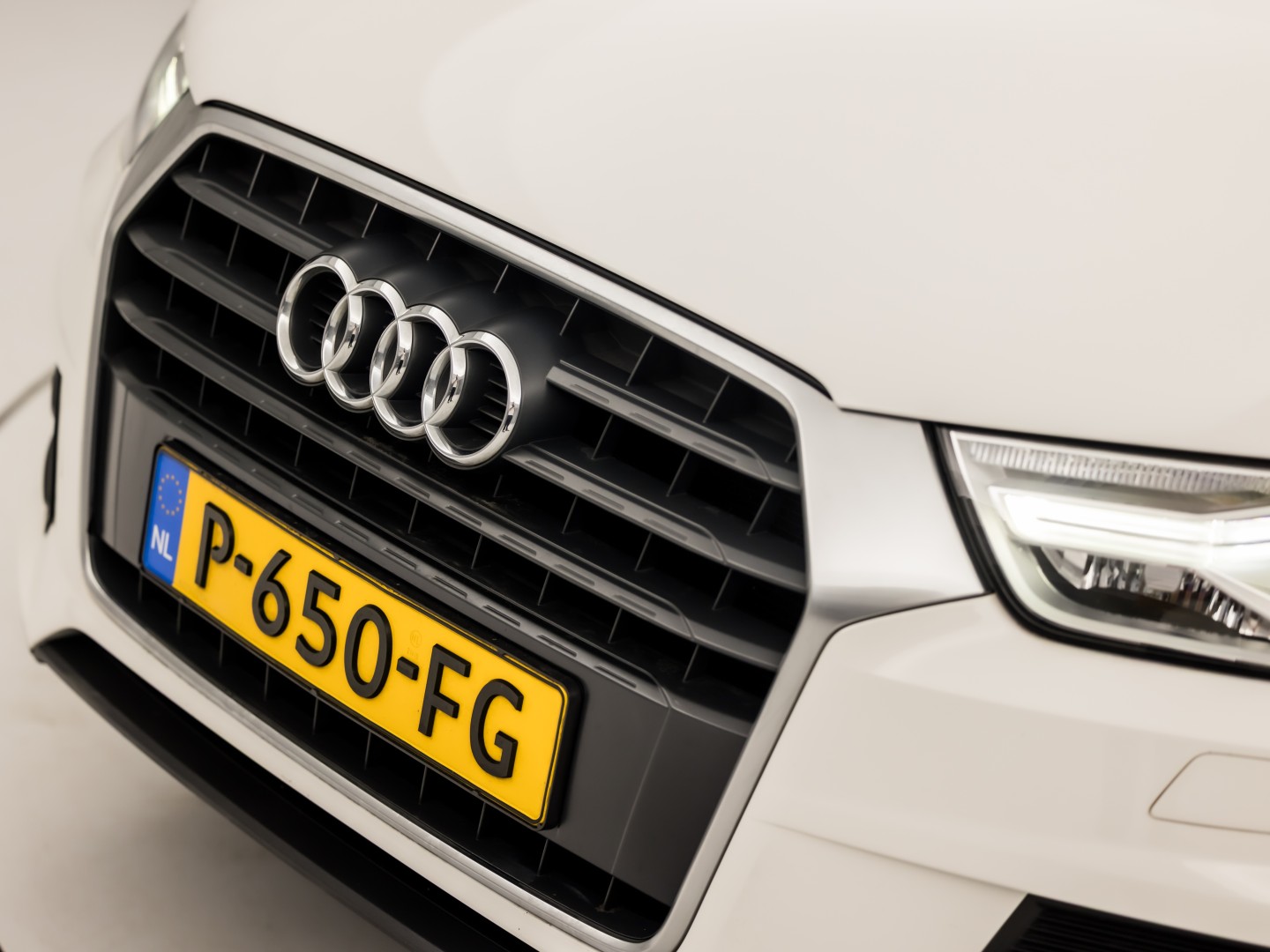 Audi Q3 1.4 TFSI Sport 150Pk Automaat (NAVIGATIE, CLIMATE, STOELVERWARMING, GETINT GLAS, SPORTSTOELEN, BLUETOOTH, NIEUWE APK, NIEUWSTAAT)