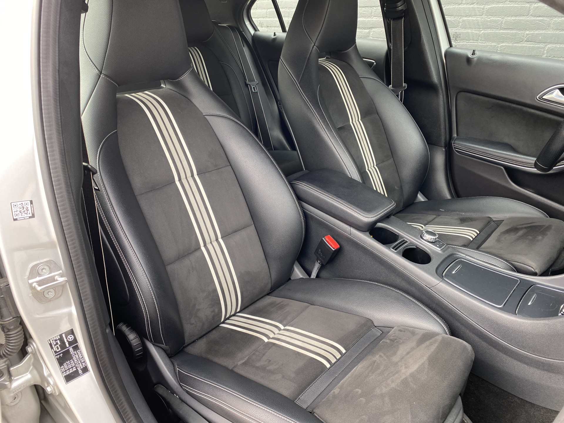 Mercedes-Benz A-klasse 180 Business Solution AMG Edition AUT. | leder/alcantara | 18 inch AMG velgen | navigatie | sportstoelen | sfeerverl.