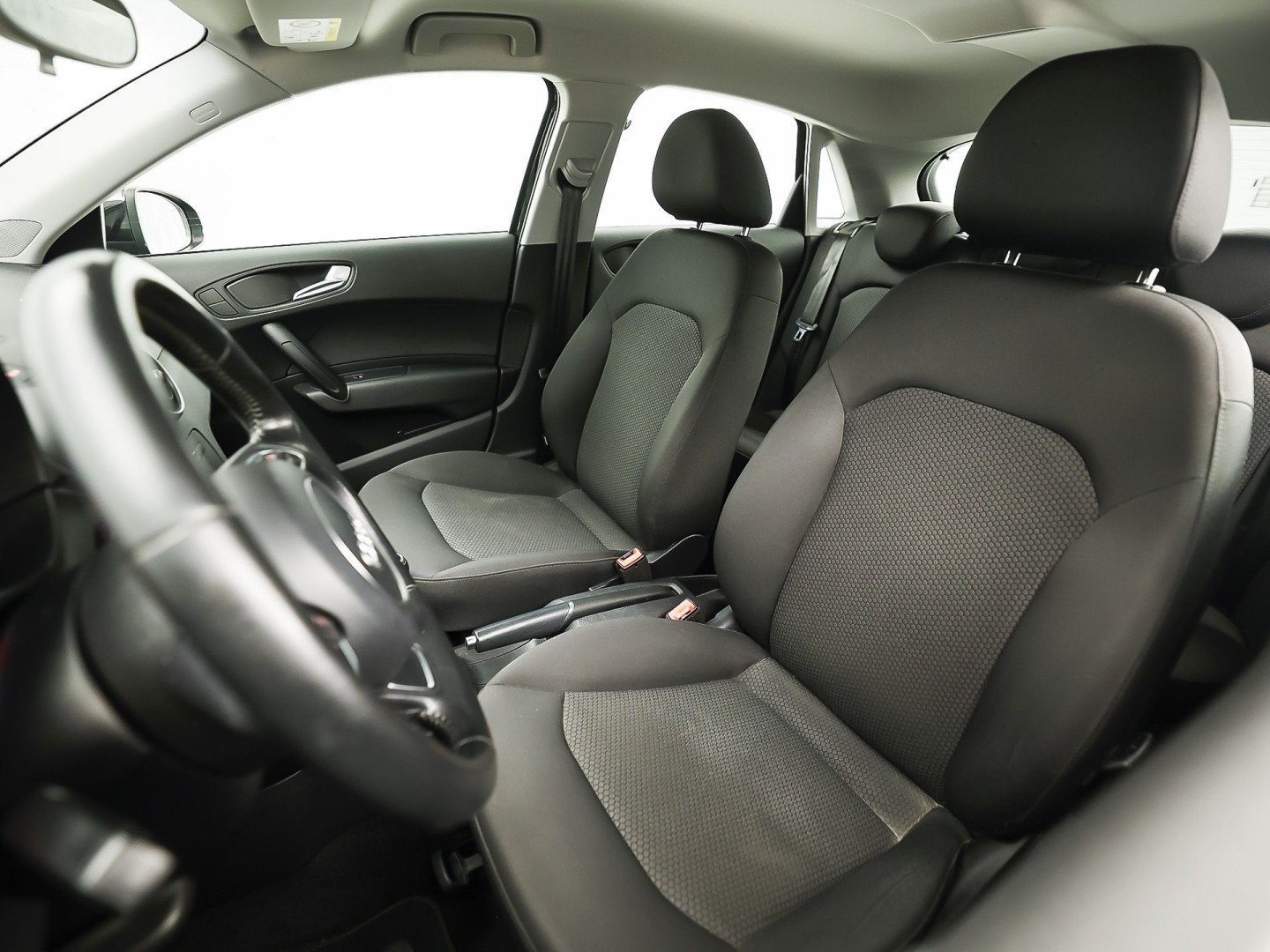 Audi A1 Sportback 1.0 TFSI Sport (NAVIGATIE, 5 DEURS, CLIMATE, STOELVERWARMING, SPORTSTOELEN, PARKEERSENSOREN, LED ACHTERLICHTEN, LM VELGEN, NIEUWE APK, NIEUWSTAAT)