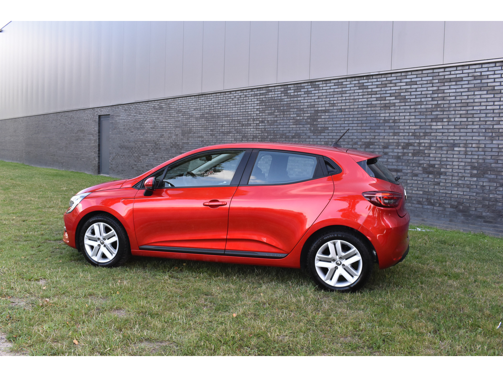 Renault Clio 1.0 TCe Bi-Fuel Zen G3 Gas dus super voordelig rijden 215,- per 3 maanden wegenbelasting Prijs incl. btw Gas kost 0,83 cent per liter