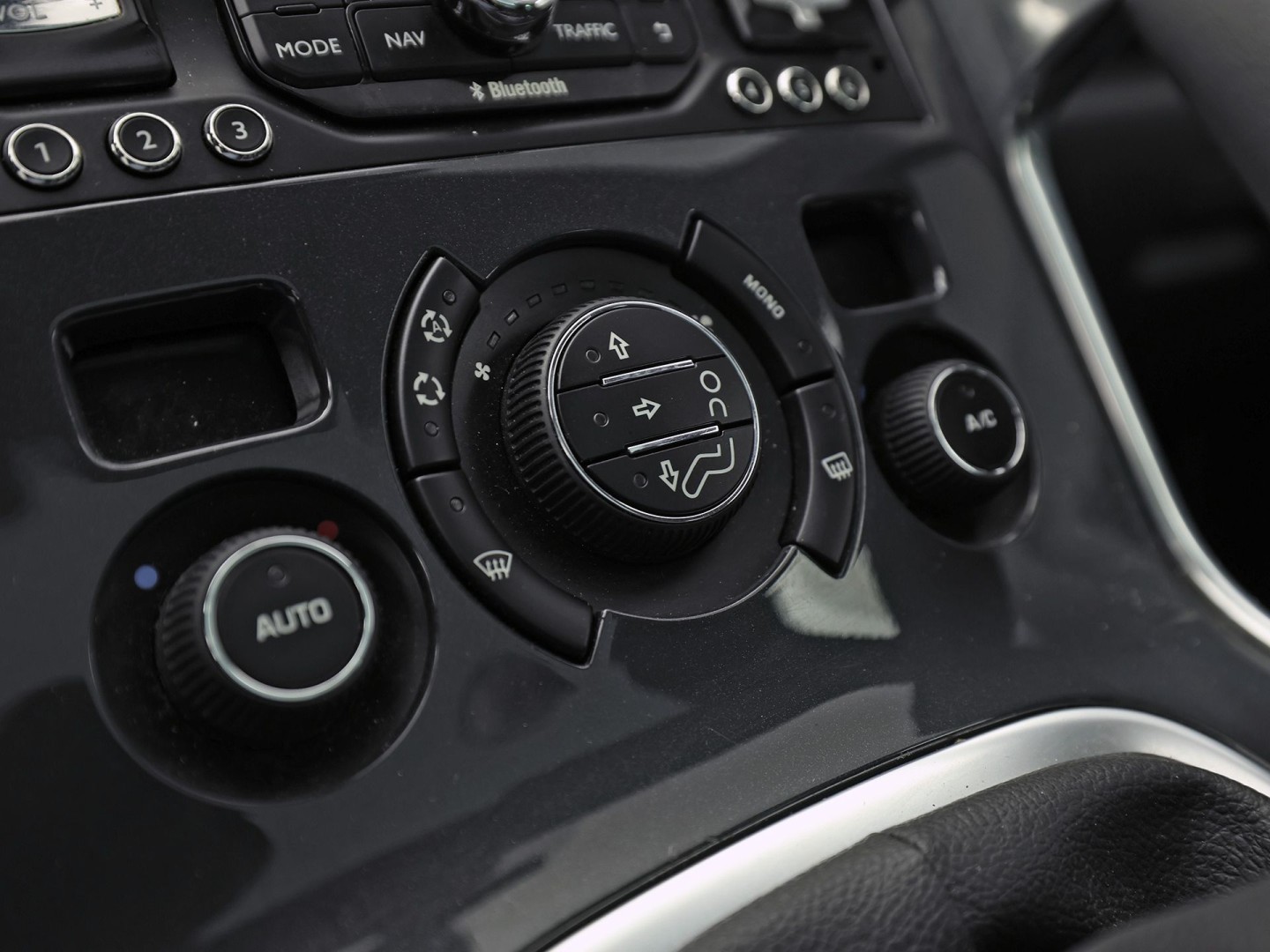Peugeot 3008 1.2 PureTech Sport (PANORAMADAK, NAVIGATIE, CLIMATE, GETINT GLAS, SPORTSTOELEN, CRUISE, PARKEERSENSOREN, NIEUWSTAAT)