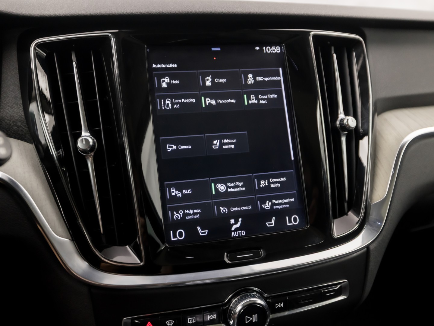 Volvo V60 2.0 T8 Twin Engine AWD Inscription 391Pk Automaat (PANORAMADAK, GROOT NAVI, MEMORY SEATS, GETINT GLAS, STUUR/STOELVERWARMING, CAMERA, TREKHAAK, ELEK ACHTERKLEP, NIEUWSTAAT)