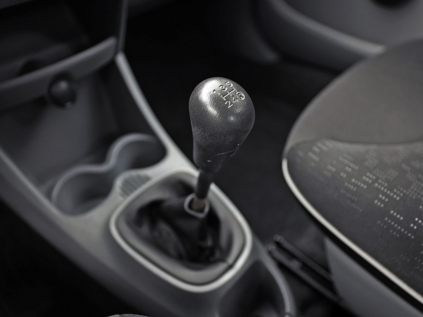 Peugeot 107 1.0-12V Sport (5 DEURS, AIRCO, TOERENTELLER, SPORTSTOELEN, RADIO, ELEK RAMEN, NIEUWE APK, NIEUWSTAAT)