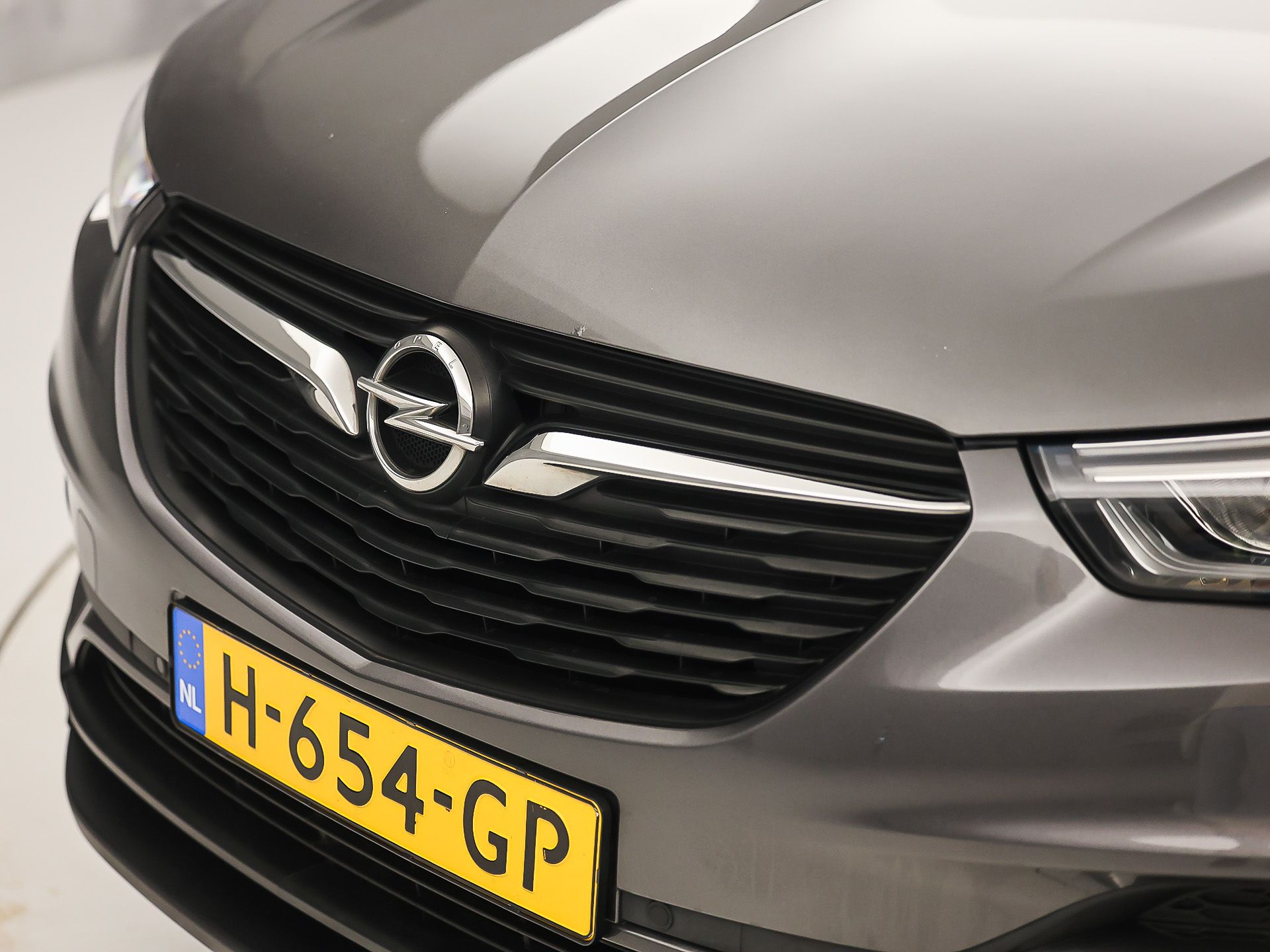 Opel Grandland X 1.2 Turbo Sport Automaat (APPLE CARPLAY, GROOT NAVI, CLIMATE, STUUR/STOELVERWARMING, SPORTSTOELEN, PARKEERSENSOREN, GETINT GLAS, CRUISE, NIEUWSTAAT)