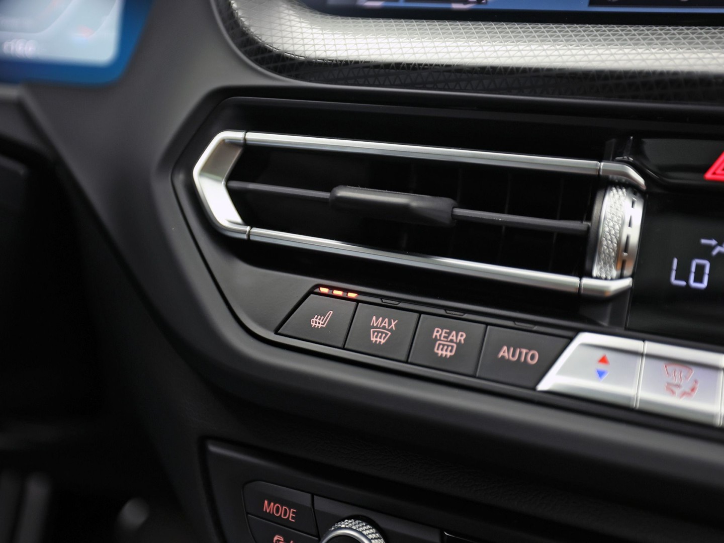 BMW 1 Serie 118i M Sport Automaat (PANORAMADAK, M PAKKET, DEALER ONDERHOUDEN, STUUR/STOELVERWARMING, CAMERA, BRUIN LEDER, SPOILER, BLACK PACK, SFEERVERLICHTING, NIEUWSTAAT)